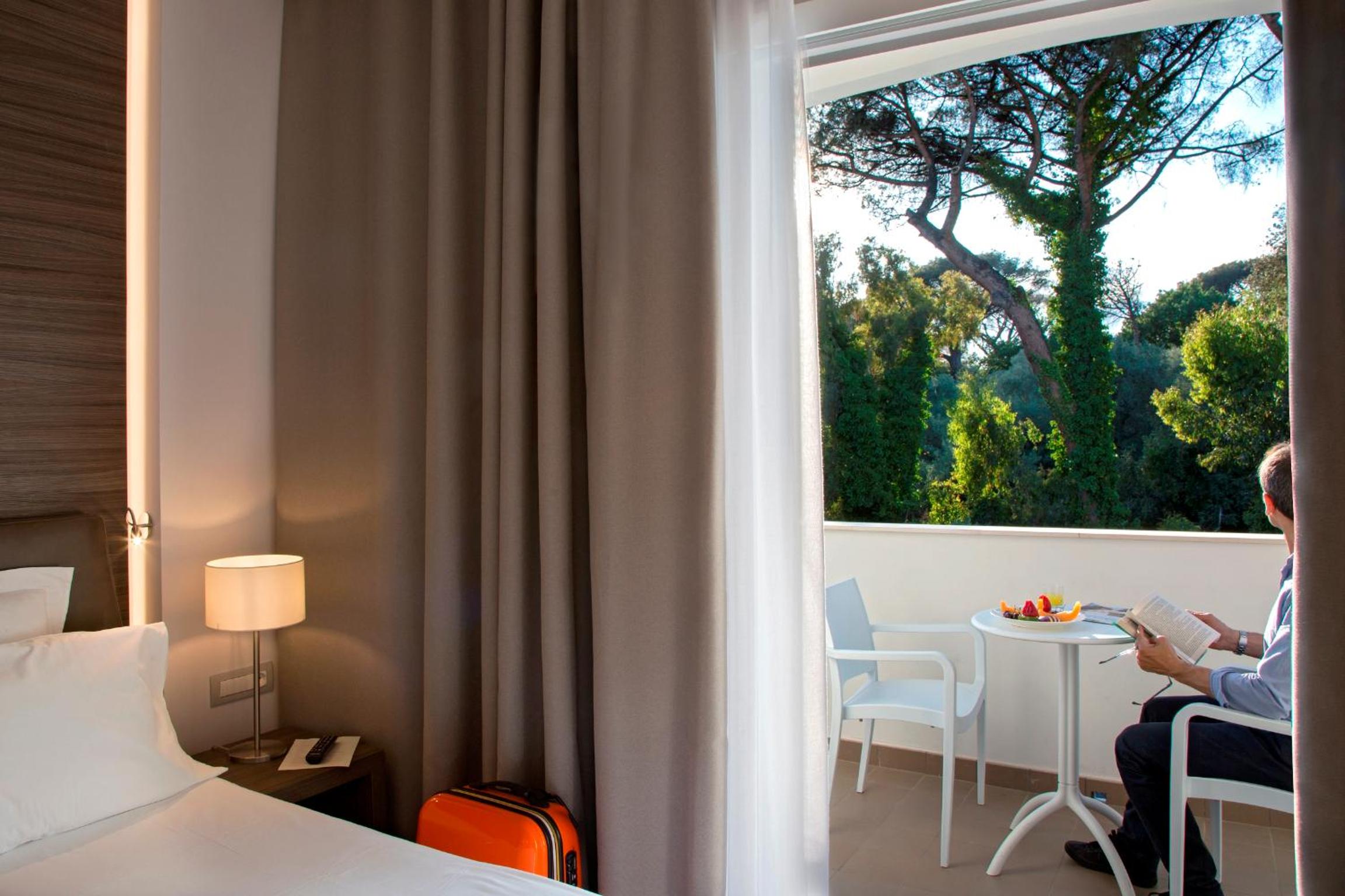 Double or Twin Room with Pool View - Photo 5