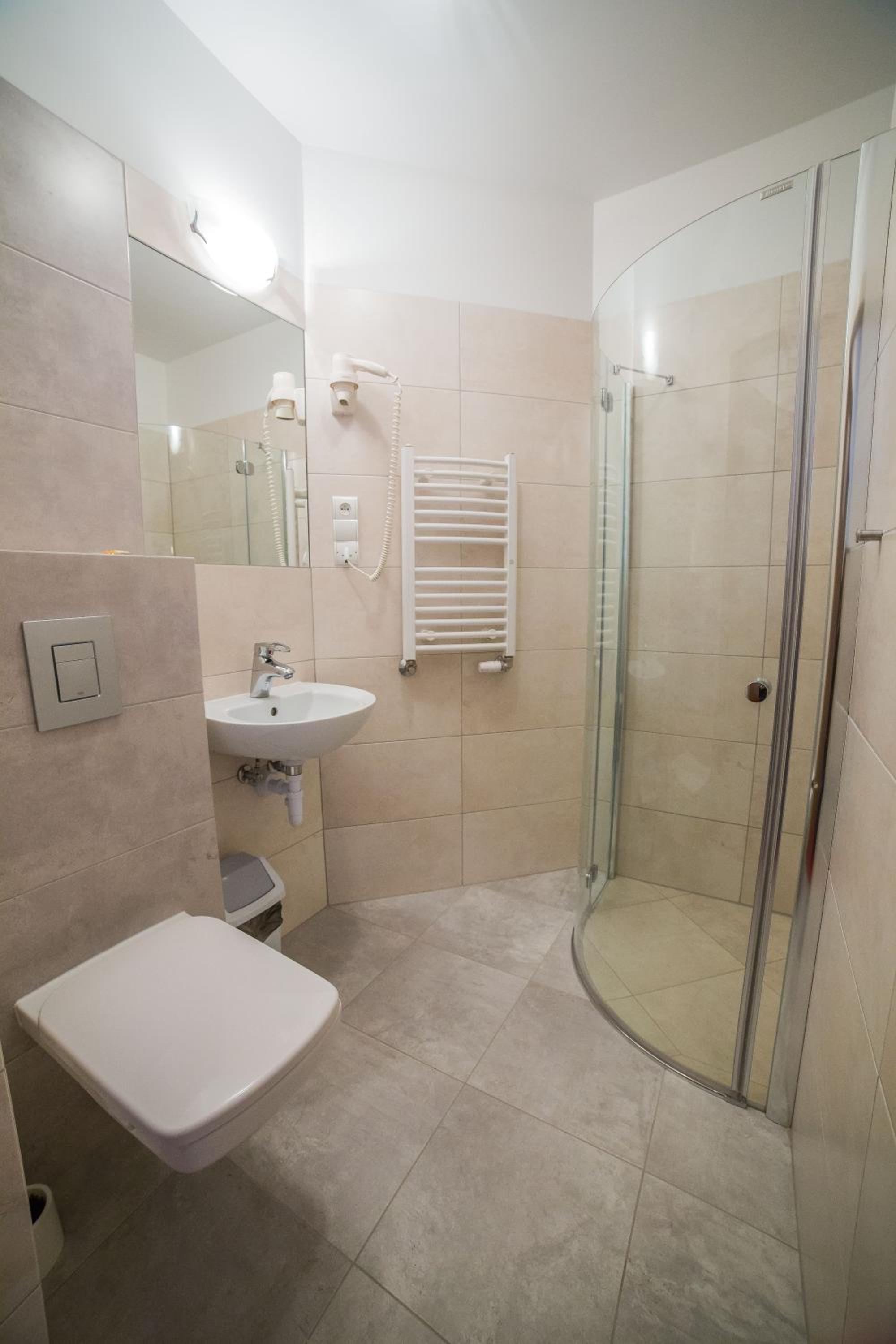 Double Room with Balcony - Photo 13