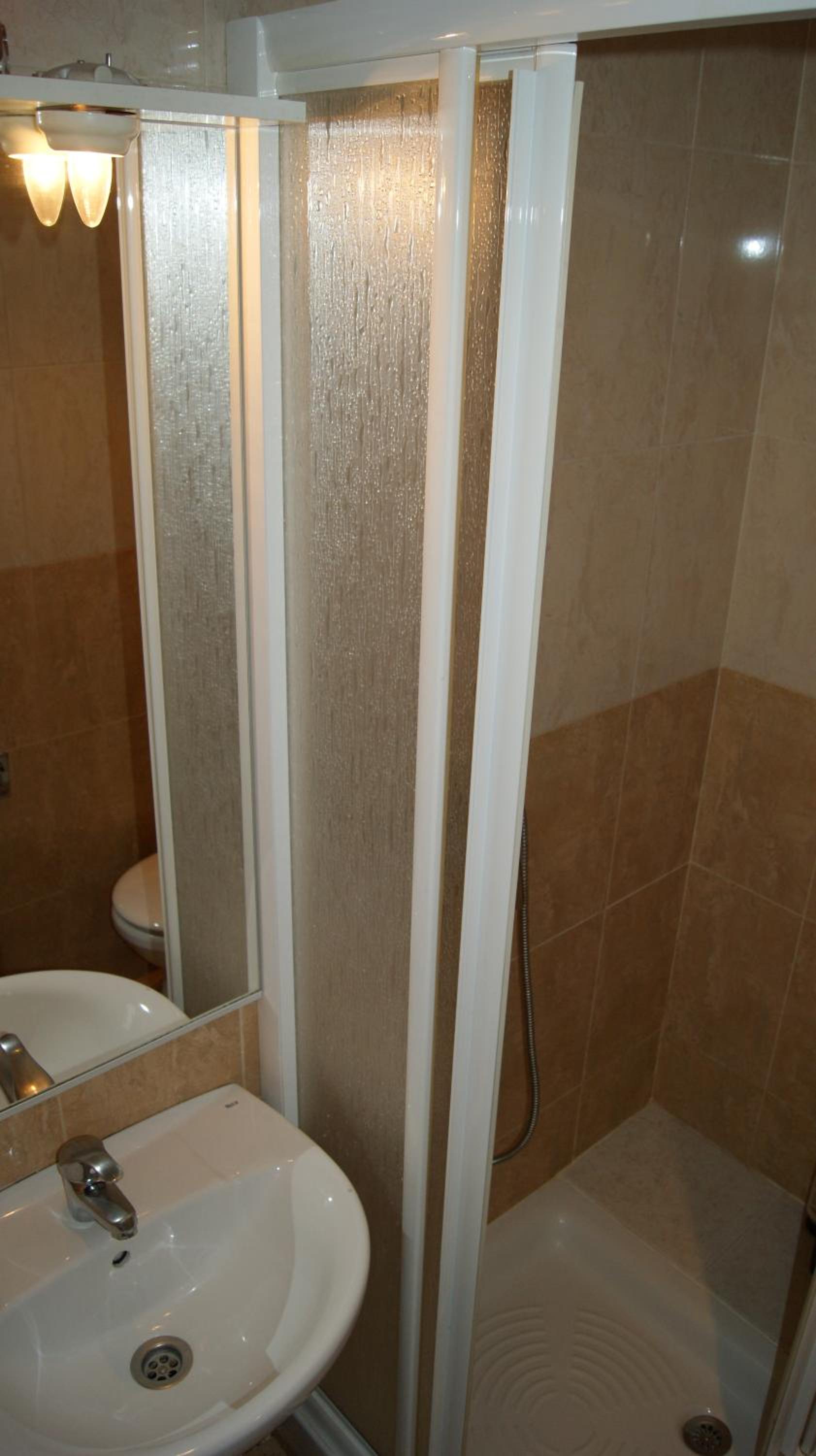 Economy Double Room with Private Bathroom - Photo 9