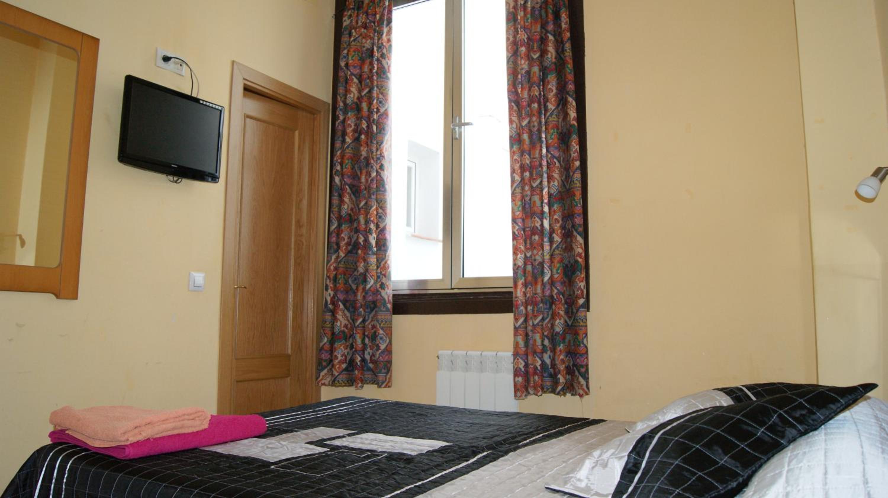 Economy Double Room with Private Bathroom - Photo 14
