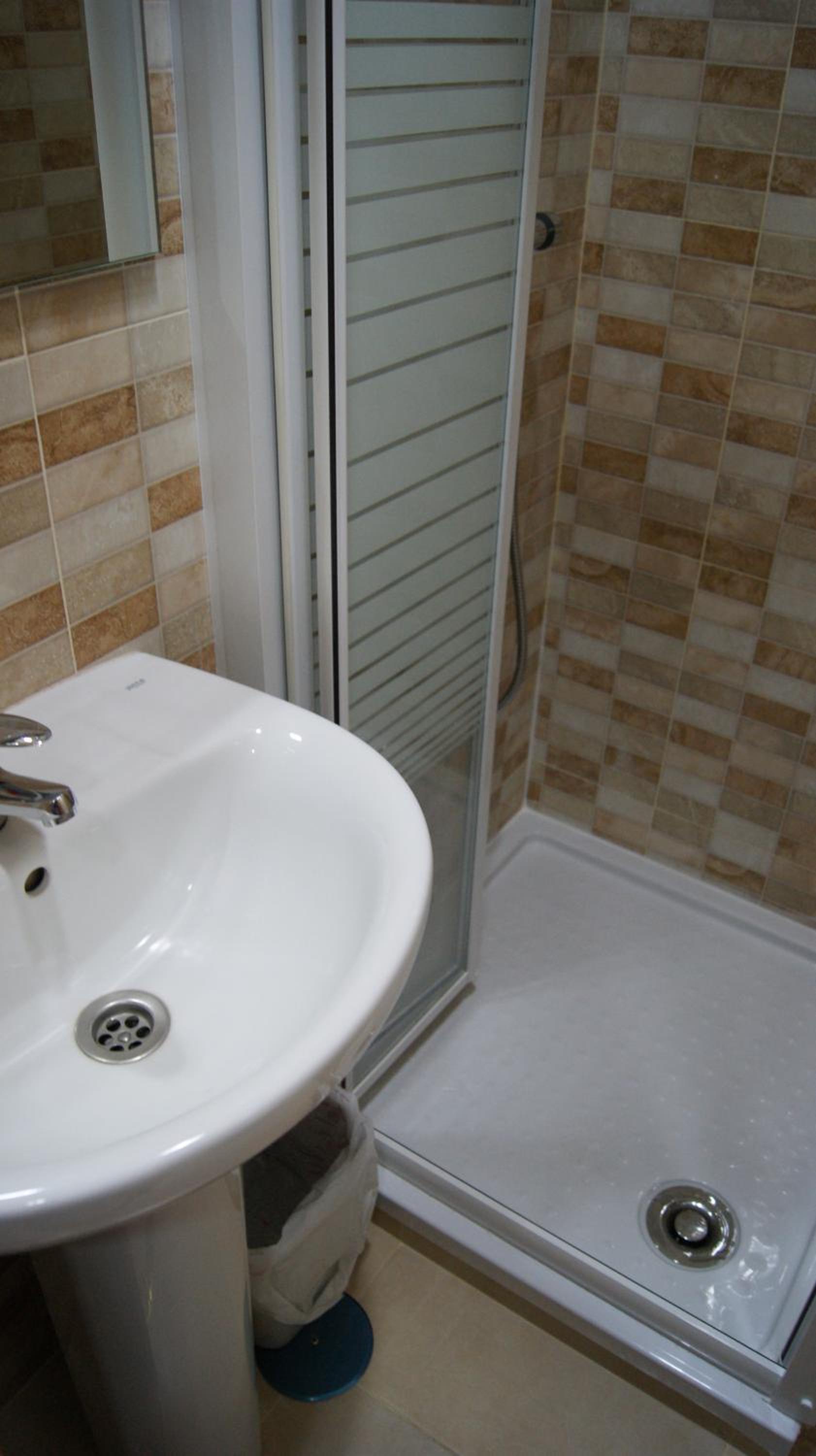 Double Room with Private Bathroom - Photo 2