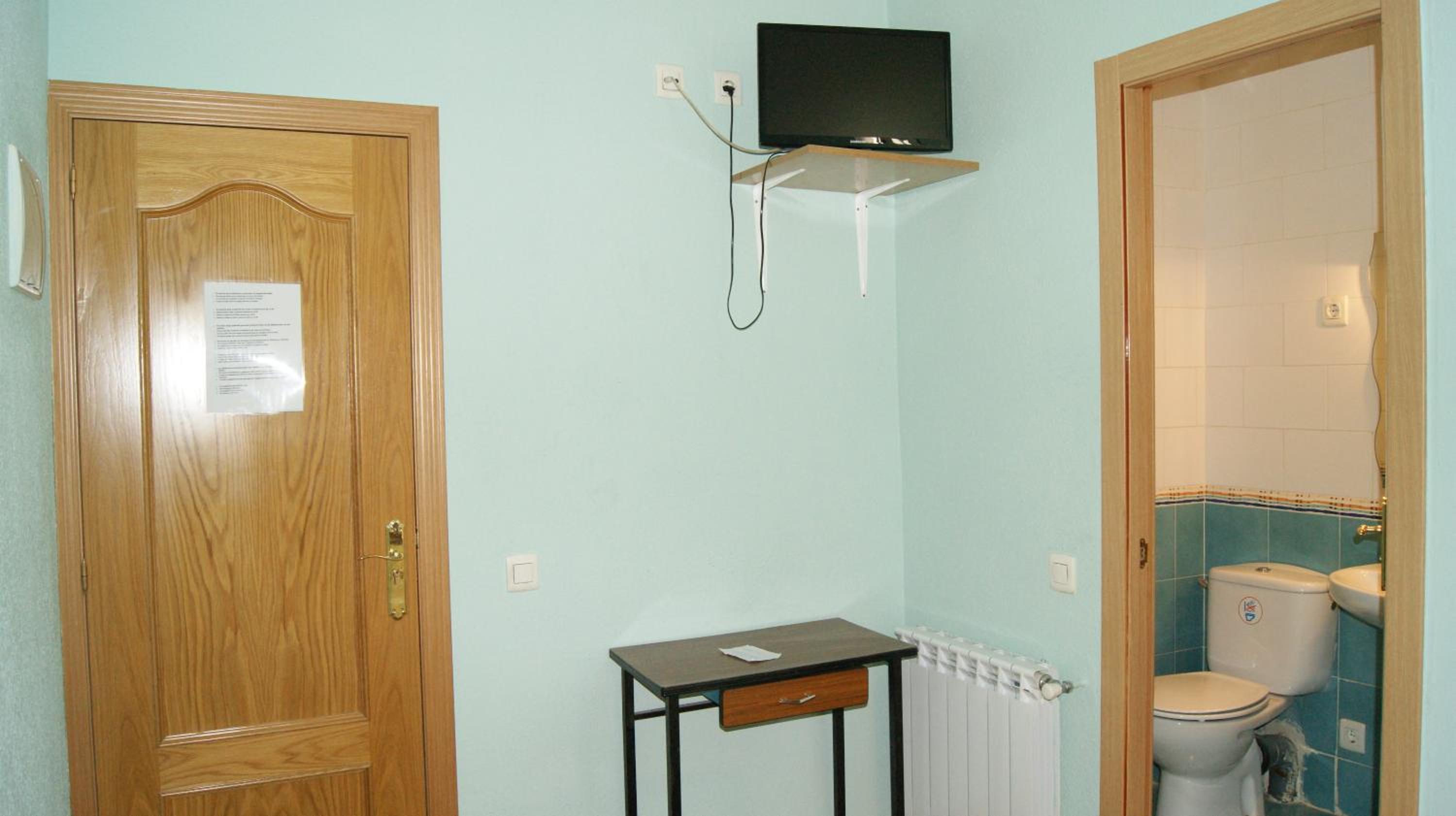 Double Room with Private Bathroom - Photo 3