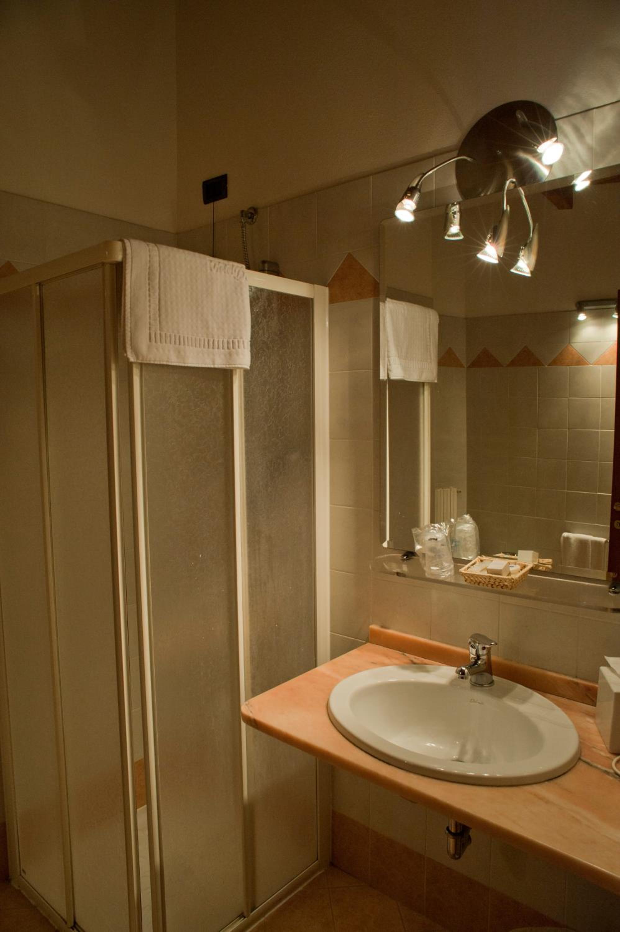 Double or Twin Room with Lake View - Photo 10