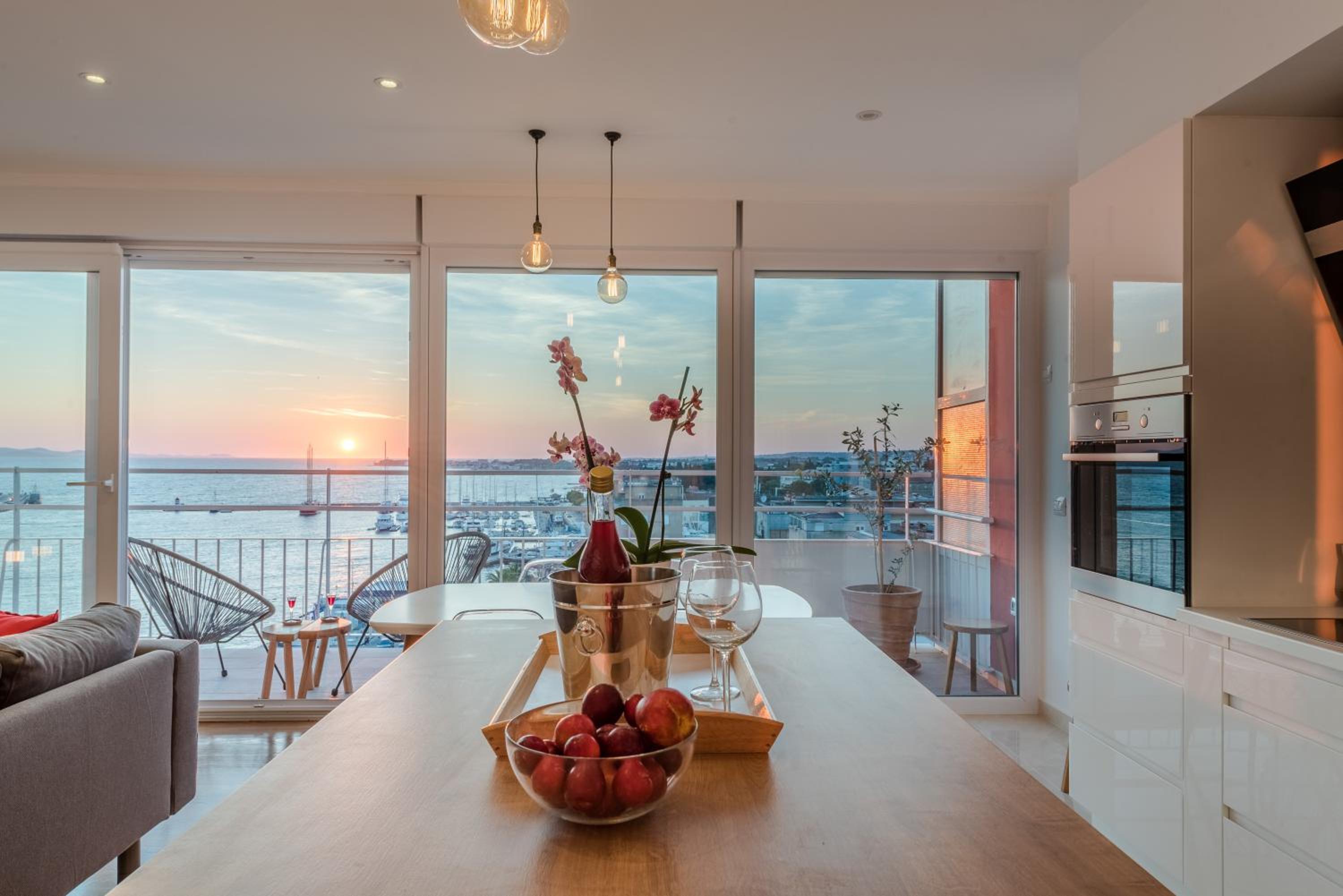 Apartment with Sea View - Photo 5
