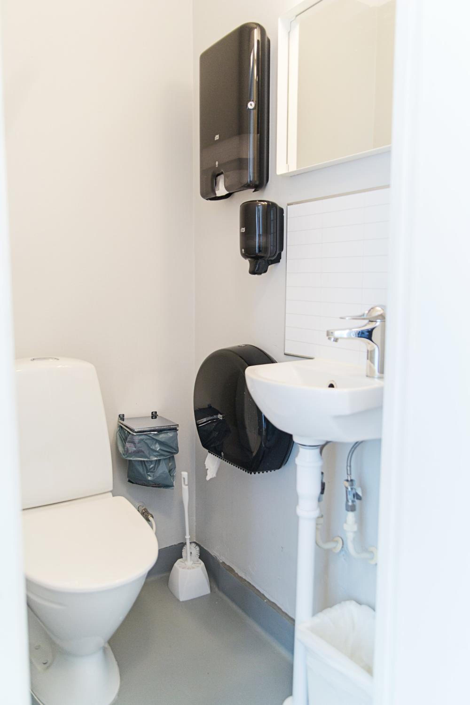 Economy Twin Room With Shared Bathroom photo 3
