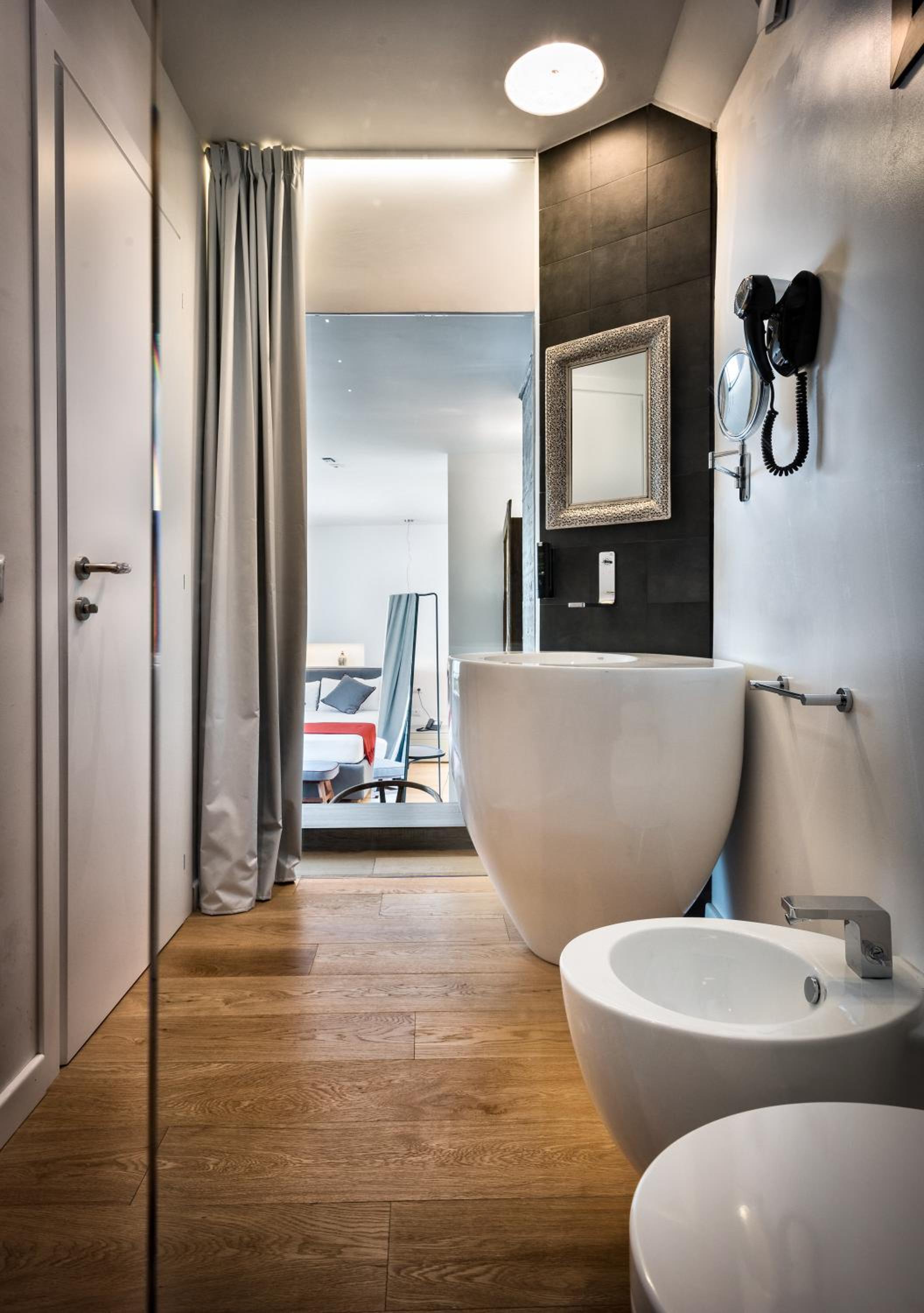 Suite with Balcony and Garden View photo 2