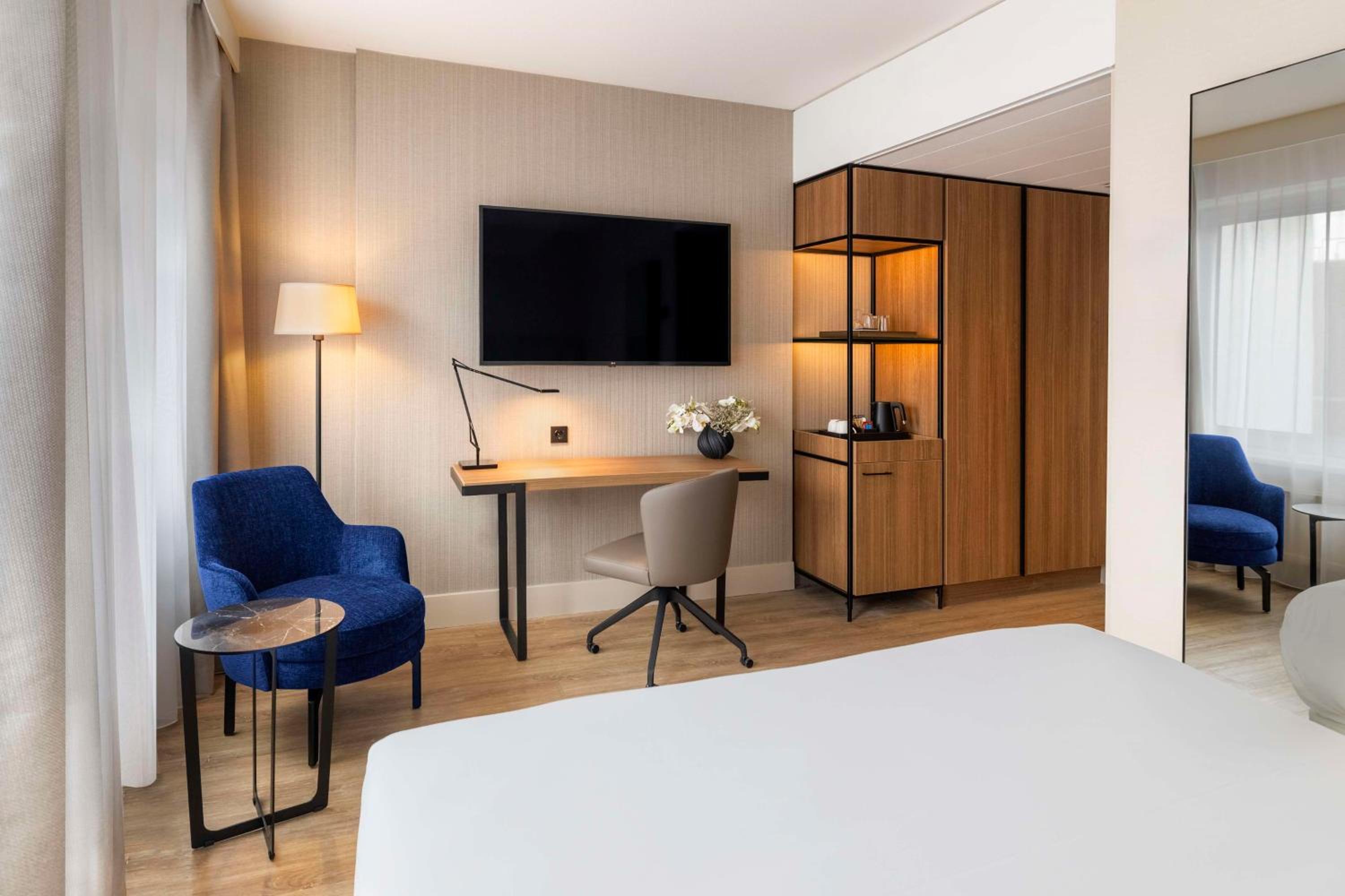 Standard Street View Room