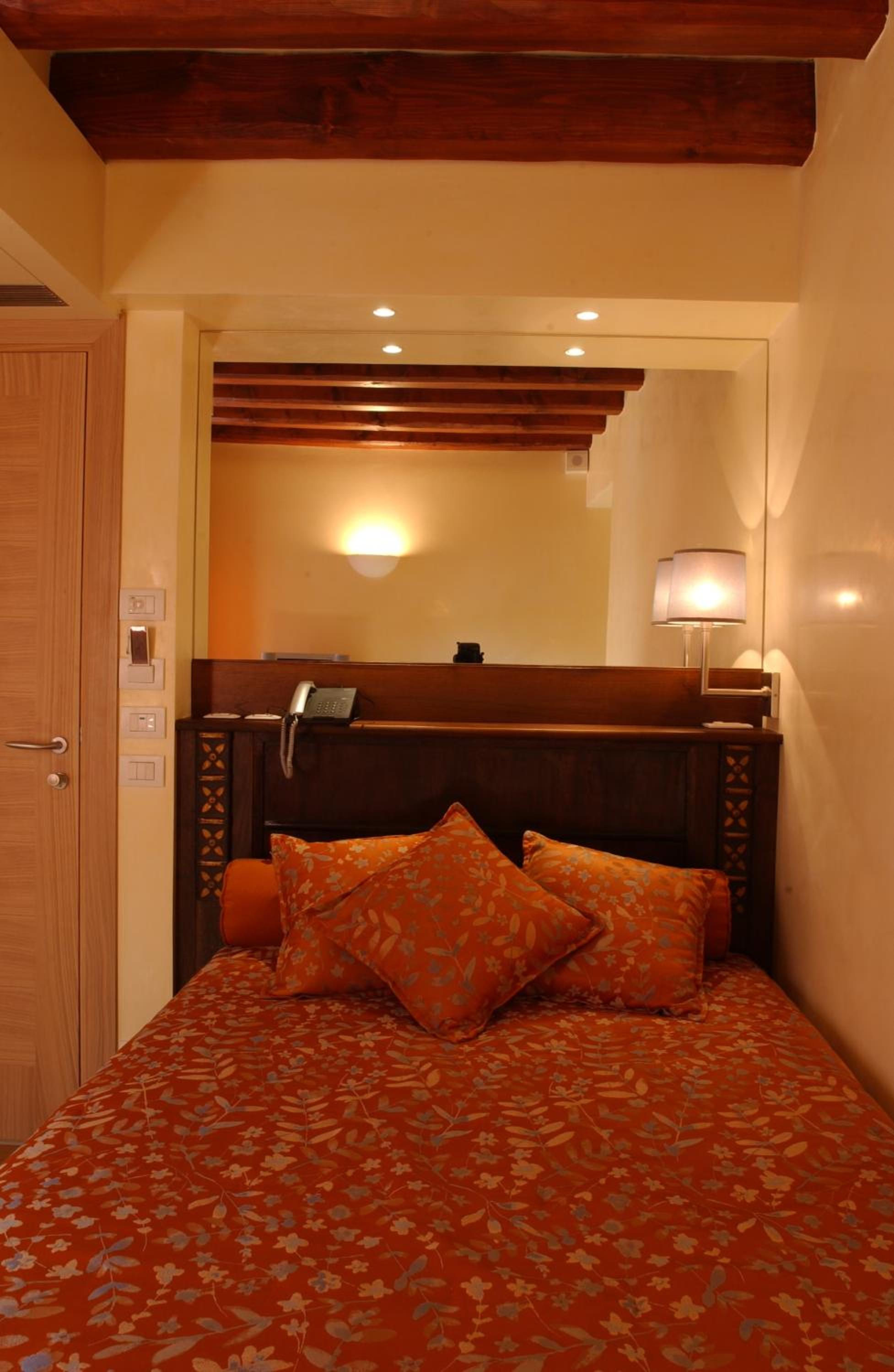 Queen Room photo 3
