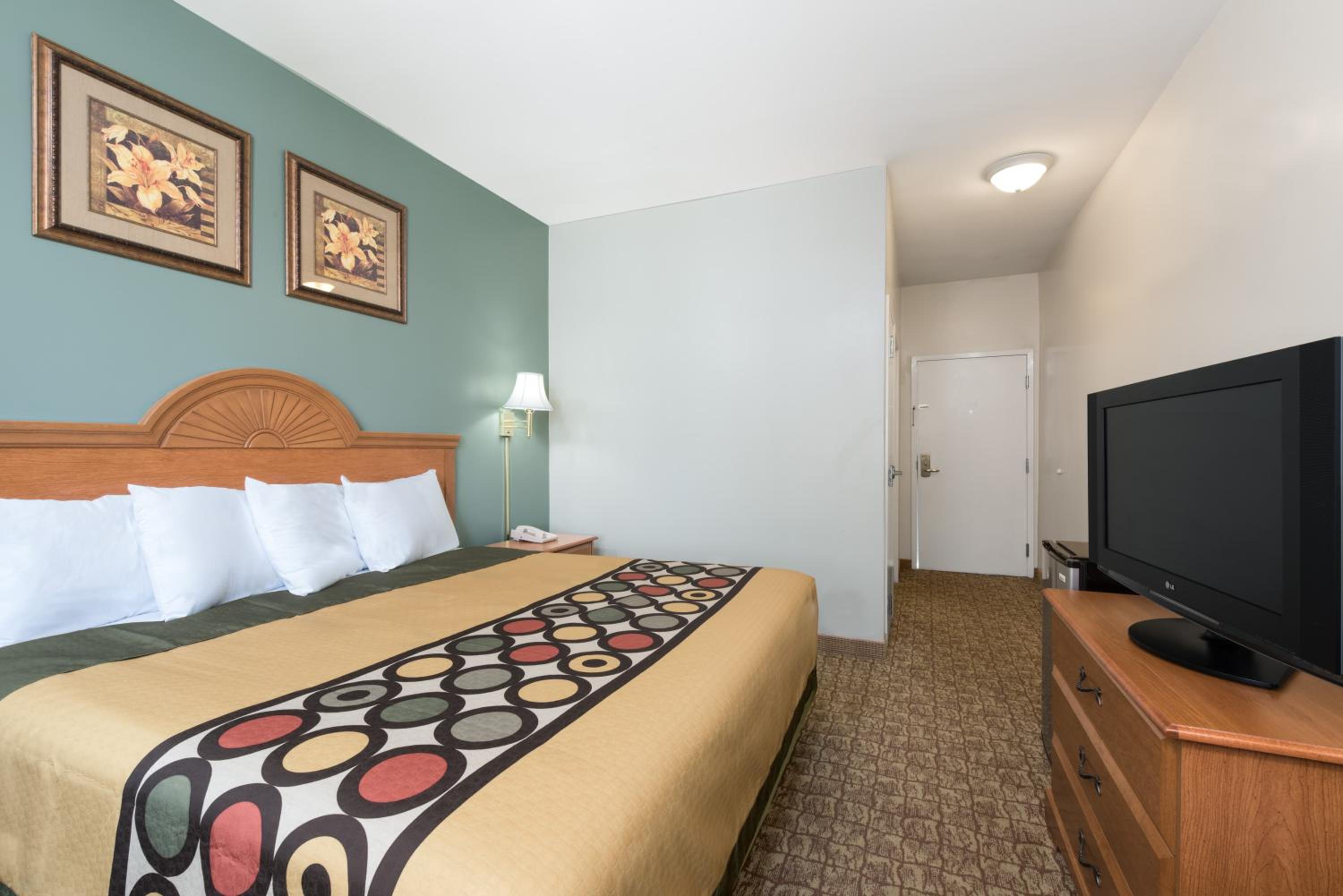 King Room - Non-Smoking - Photo 3