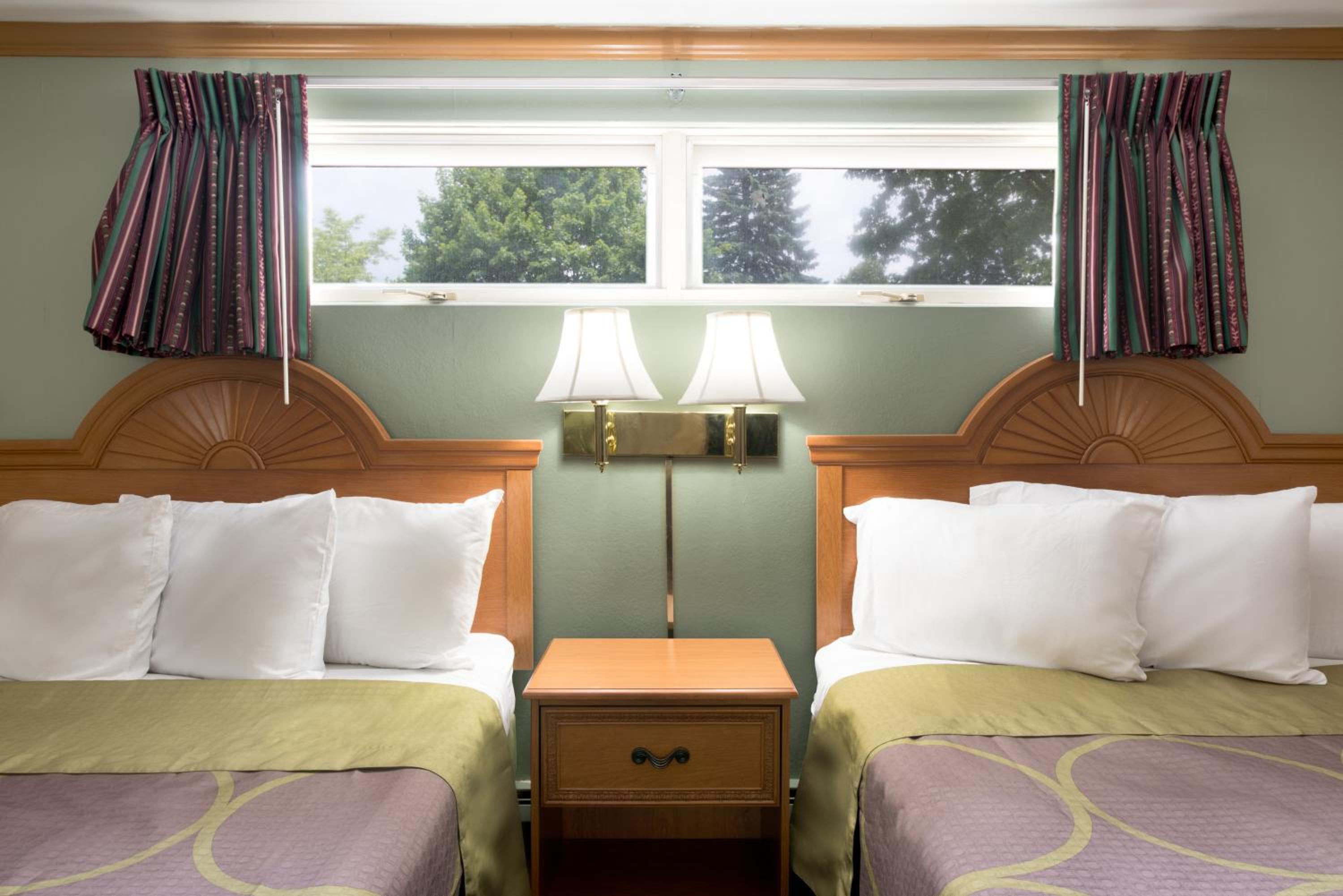Queen Room with Two Queen Beds - Non-Smoking - Photo 1