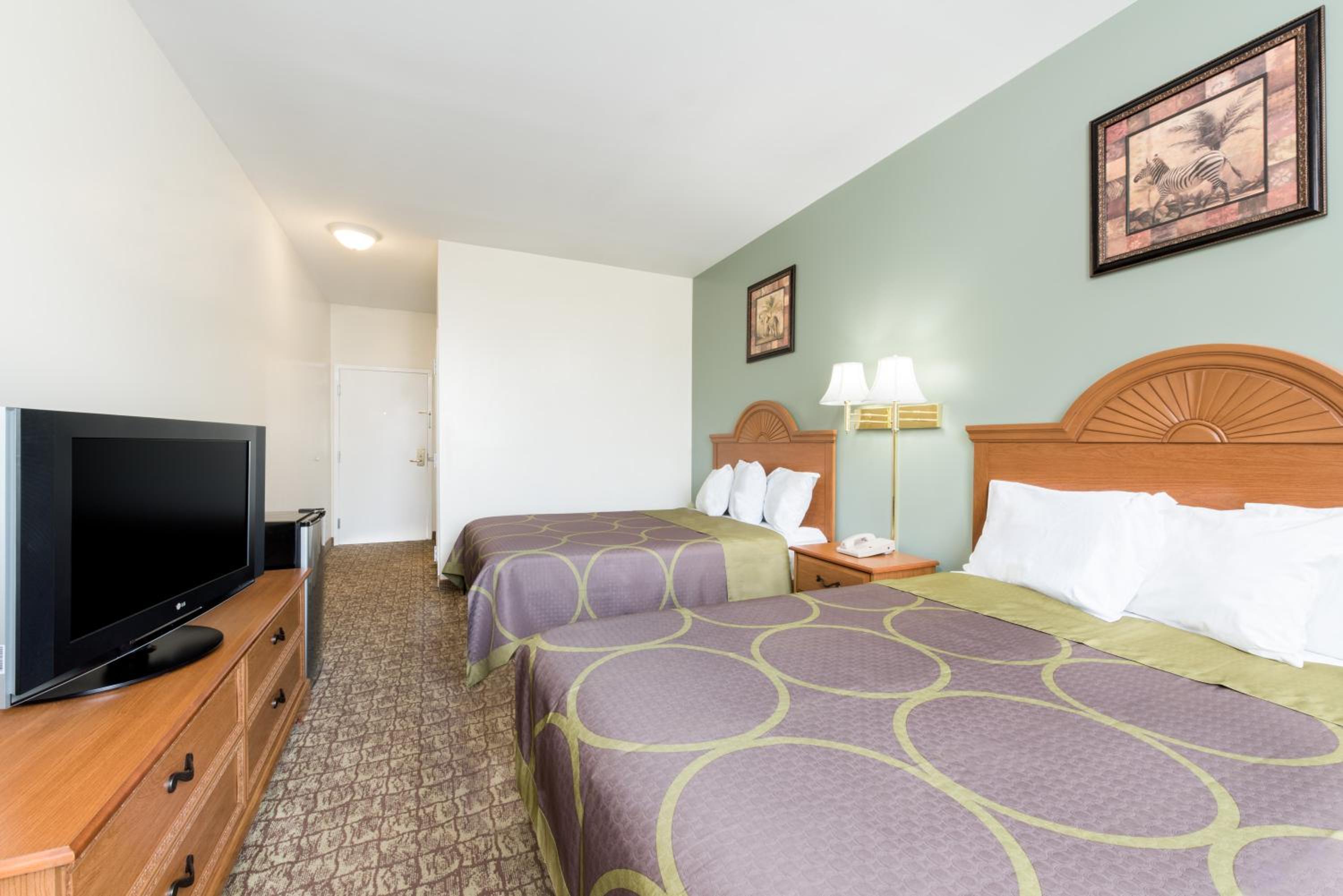 Queen Room with Two Queen Beds - Non-Smoking - Photo 4