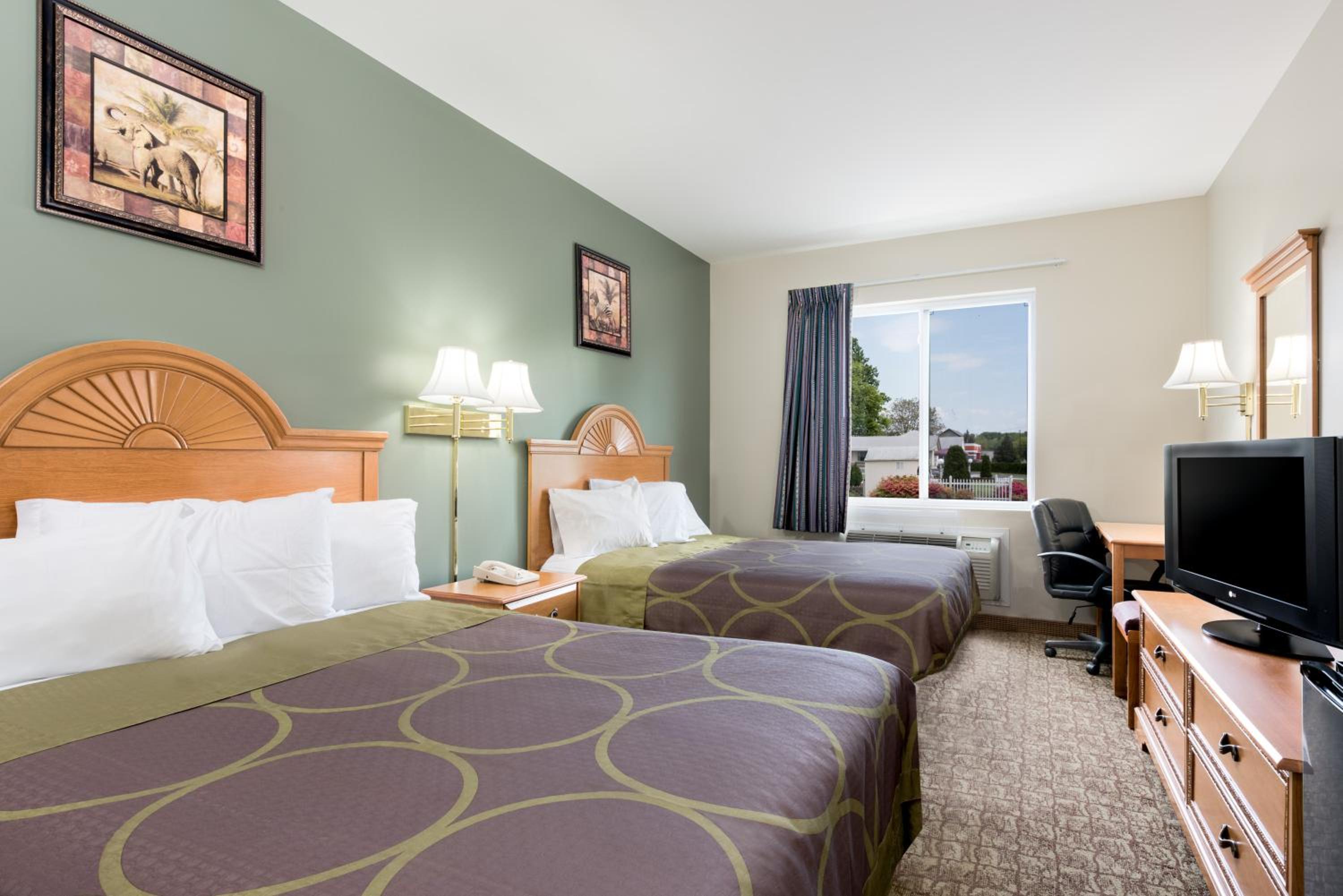 Queen Room with Two Queen Beds - Non-Smoking - Photo 5