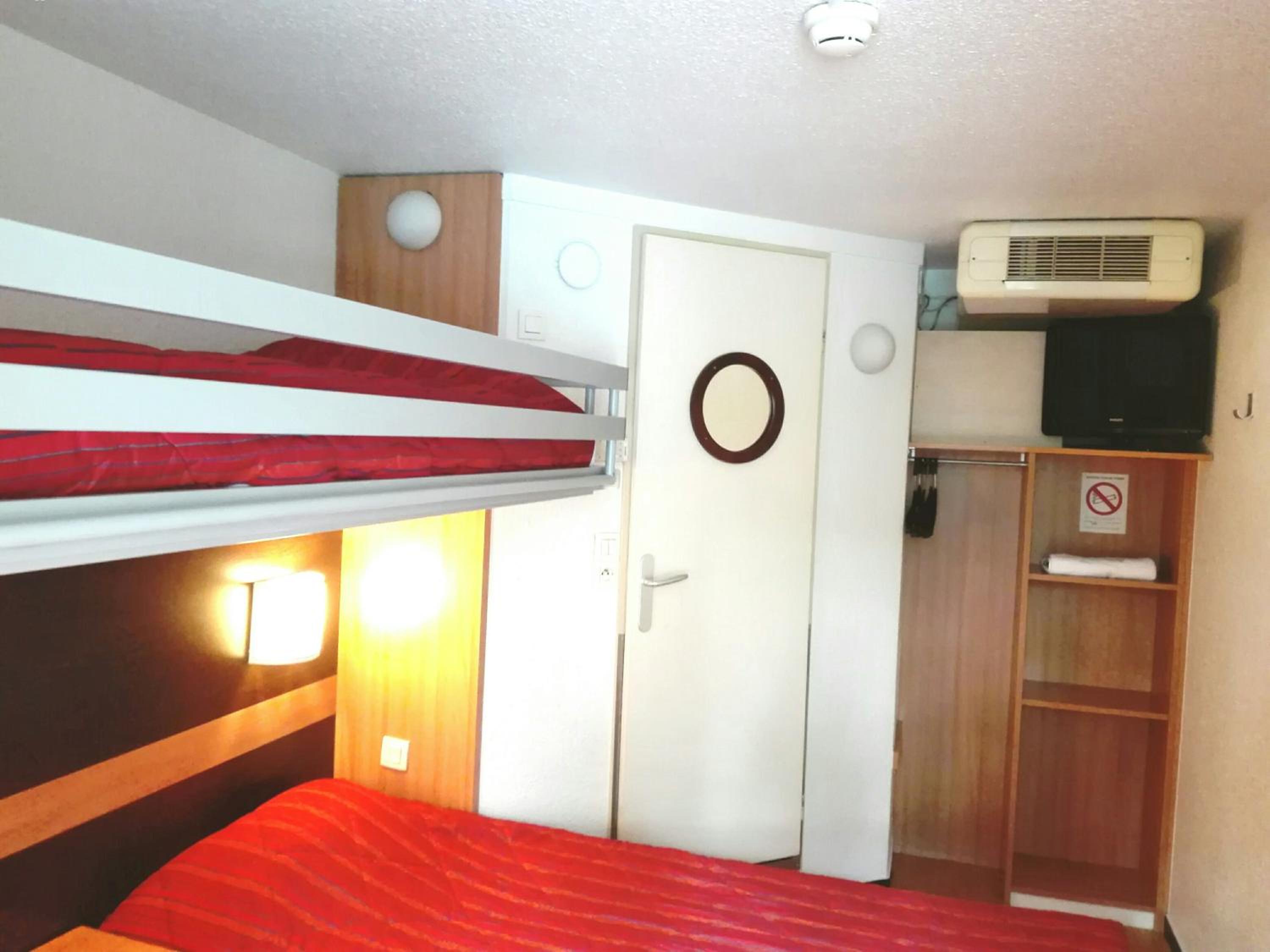 Triple Room (1 Double Bed + 1 Single Bed) - Photo 1