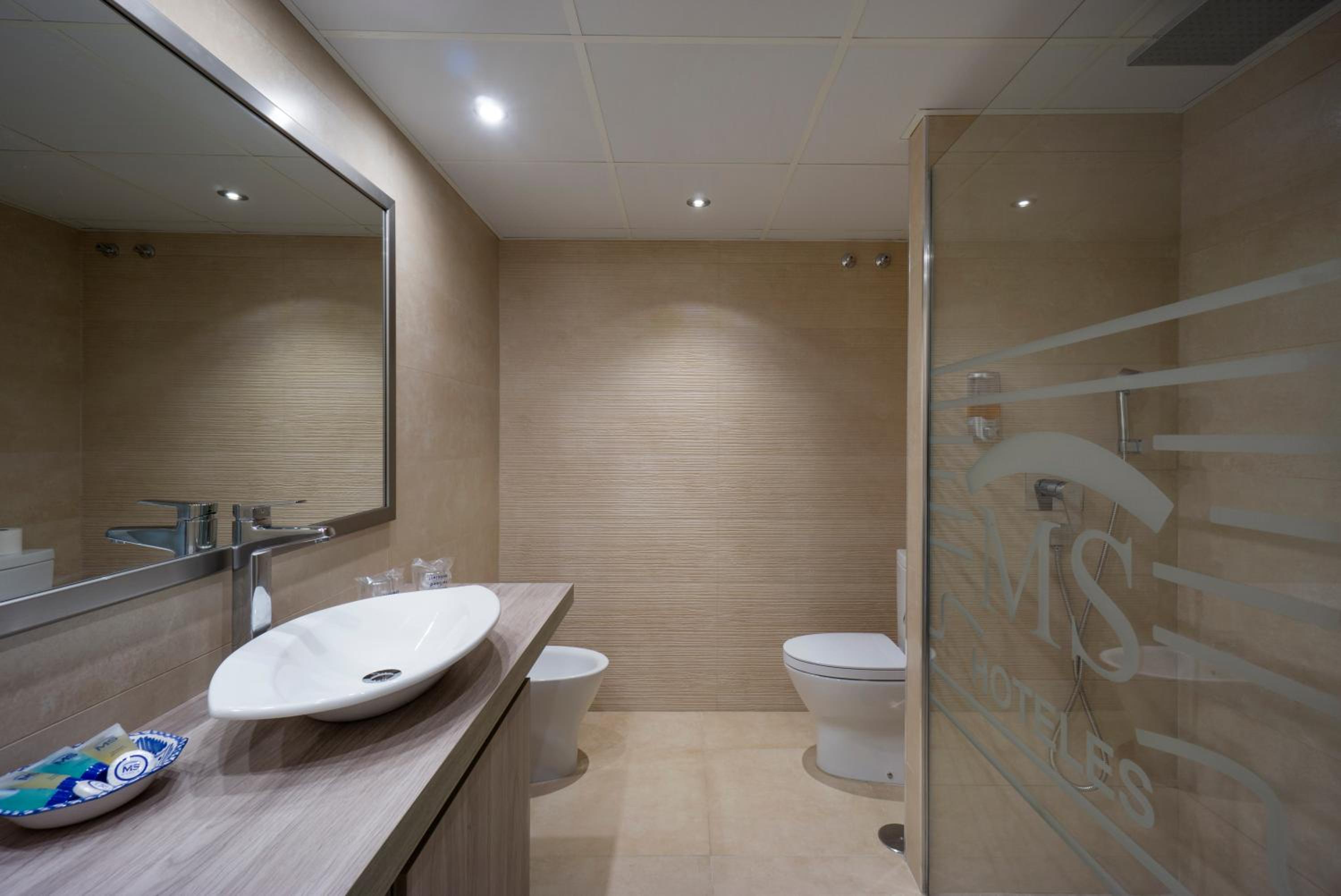Junior Suite with Pool View - Photo 3