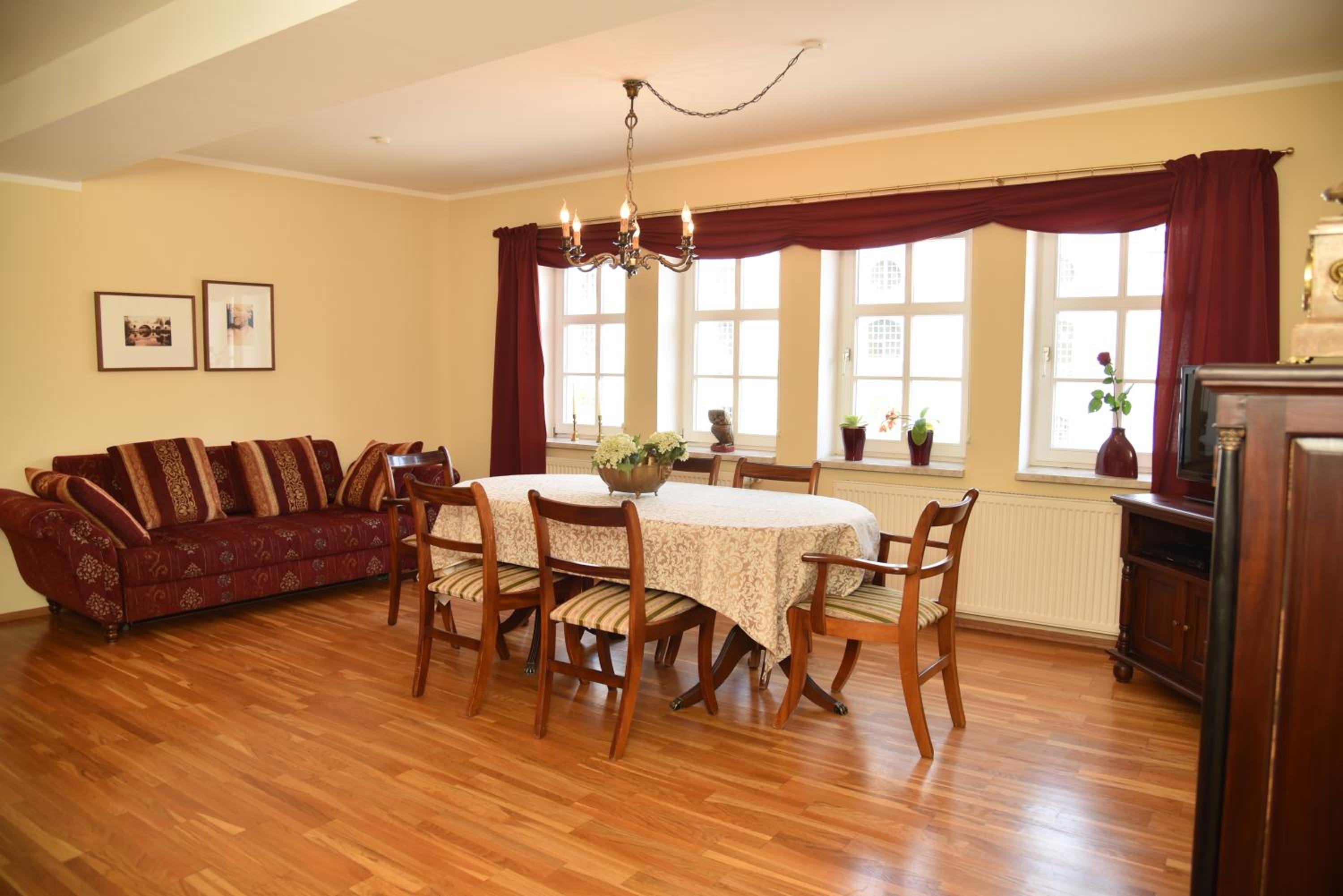 Two-Bedroom Apartment - Photo 2