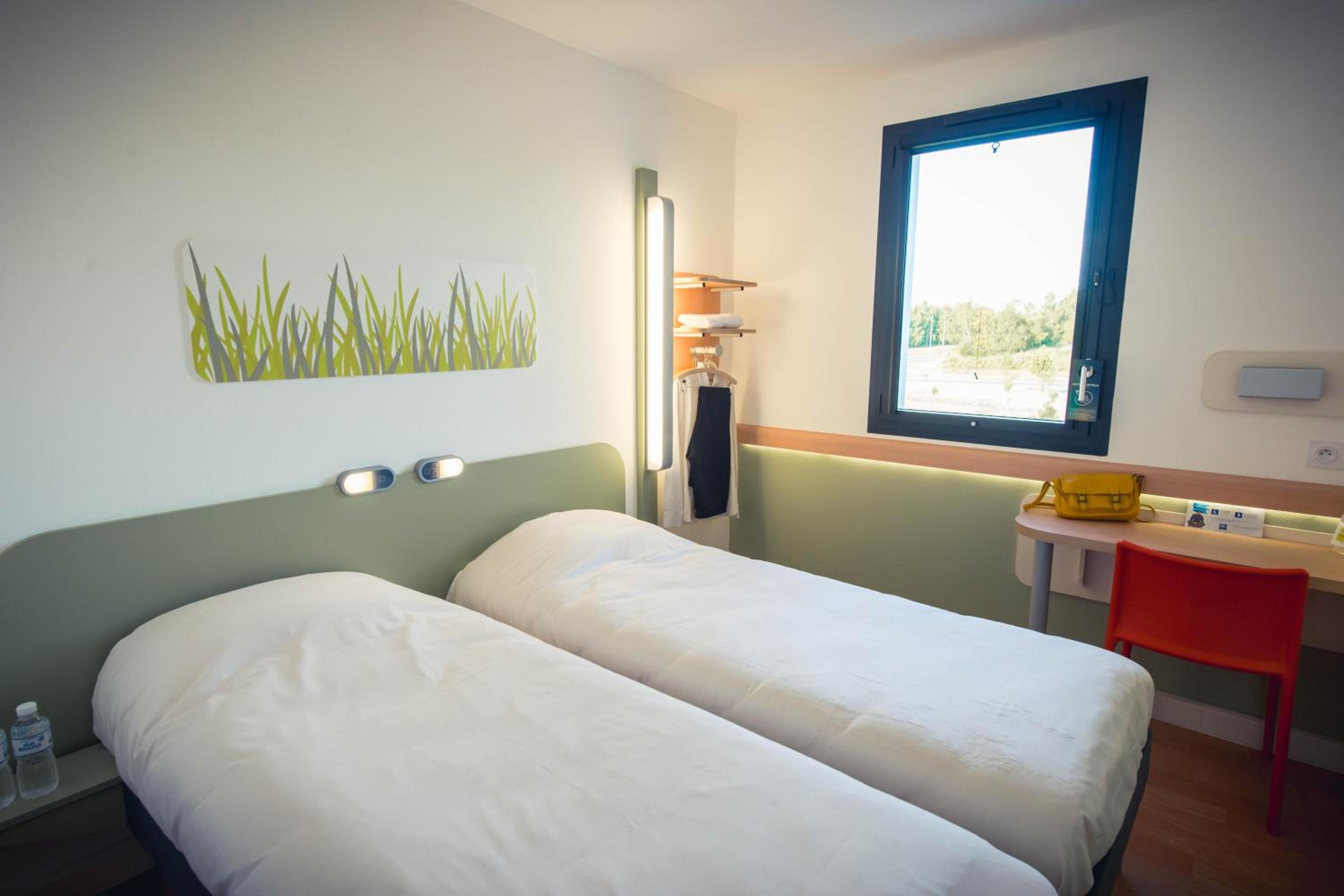 Twin Room - Photo 8