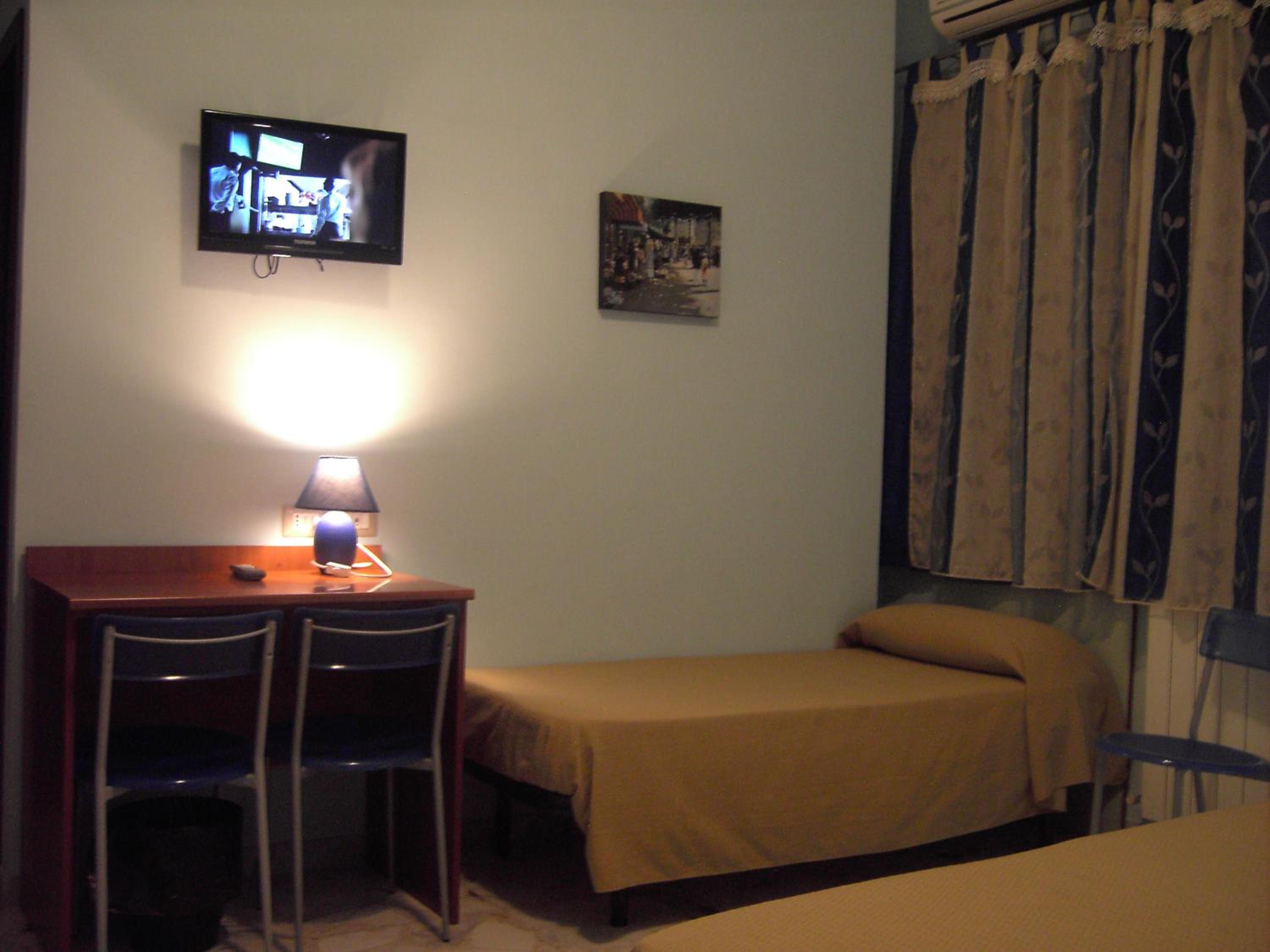 Quadruple Room with Private Bathroom photo 3