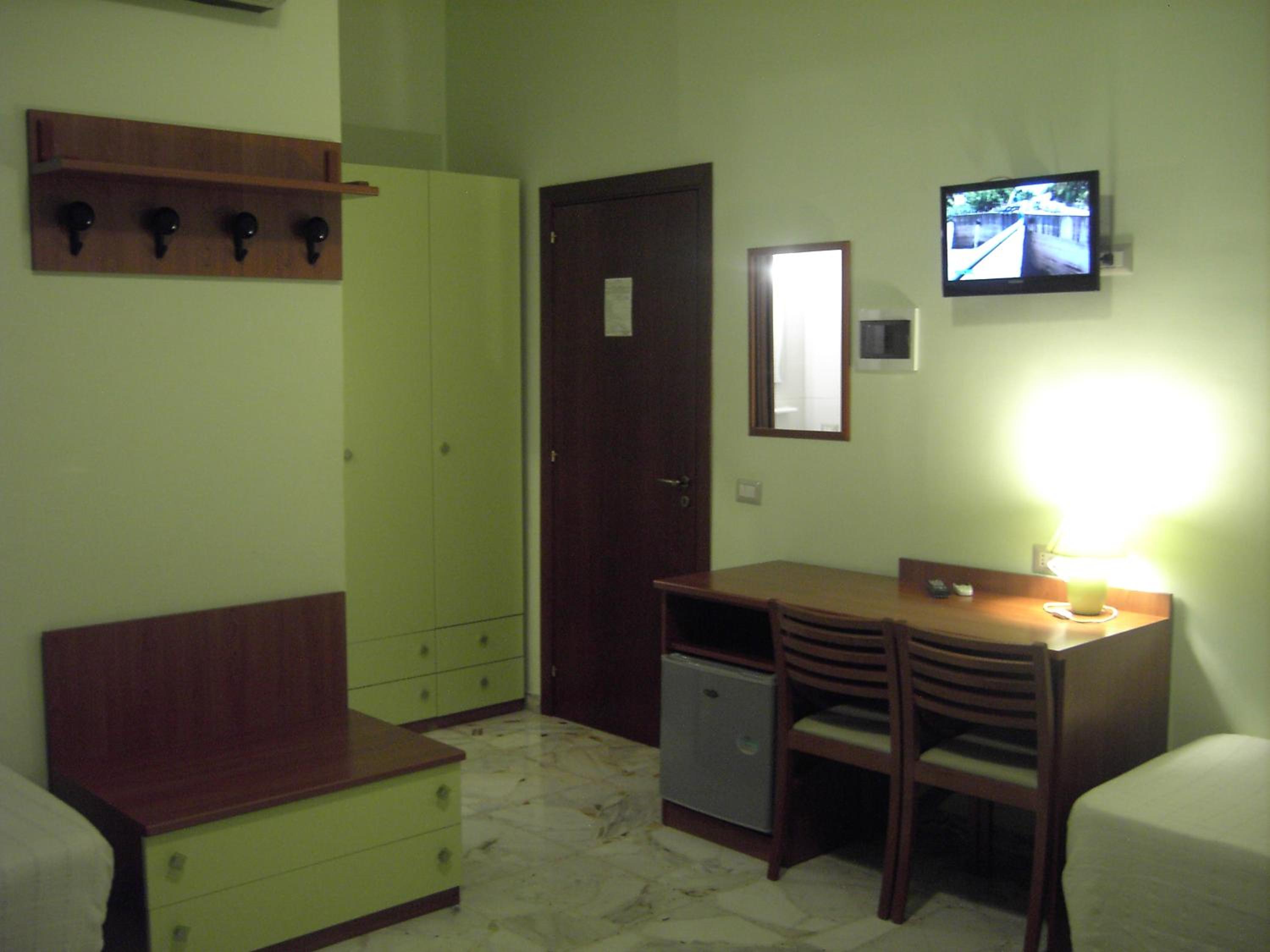 Quadruple Room with Private Bathroom photo 2