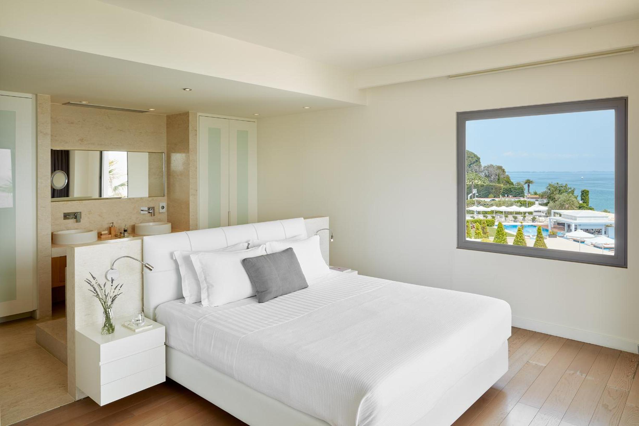 Deluxe Suite with Sea View and Private Pool