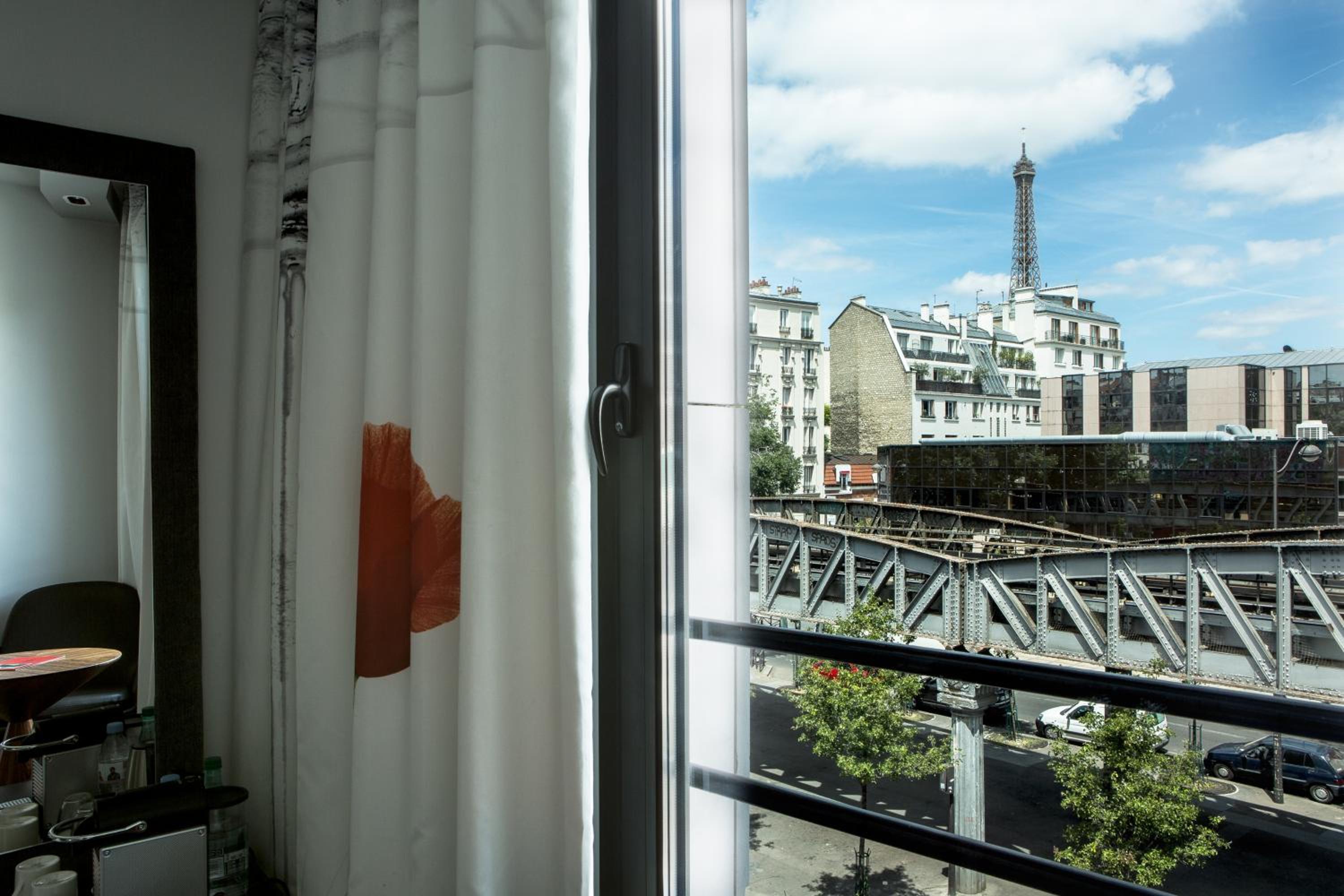 Privilege Room with Eiffel Tower View - 3rd and 4th floor photo 2