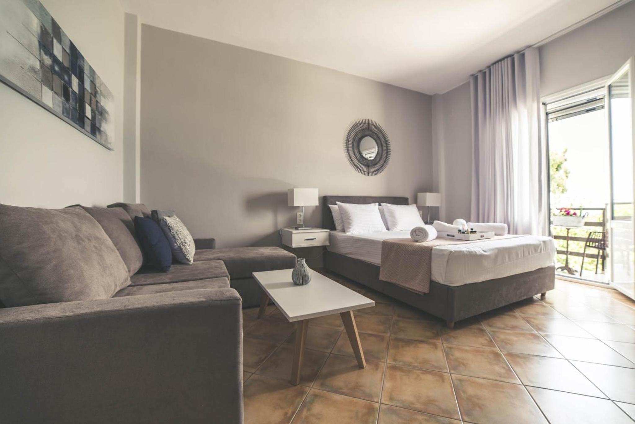 Deluxe Double Room with Sofa Bed, Balcony and Sea View photo 2