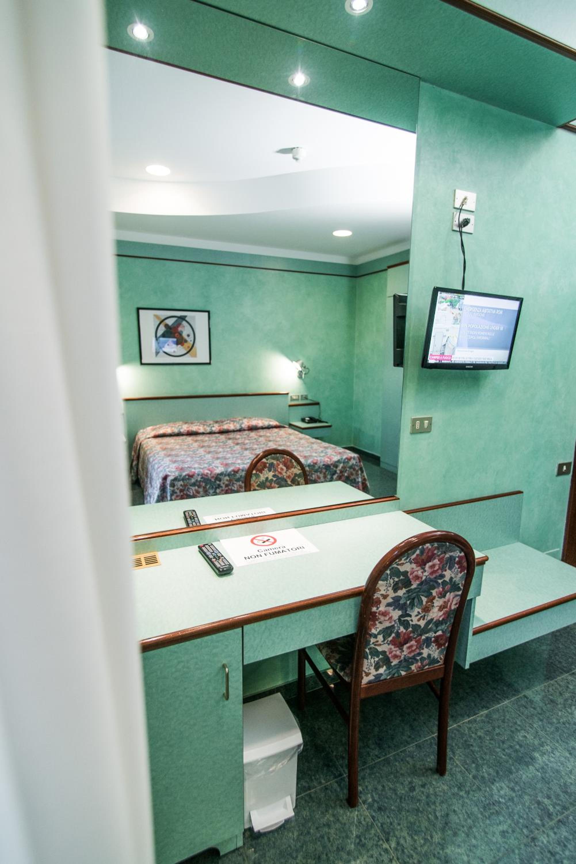 Standard Double Room - Photo 9