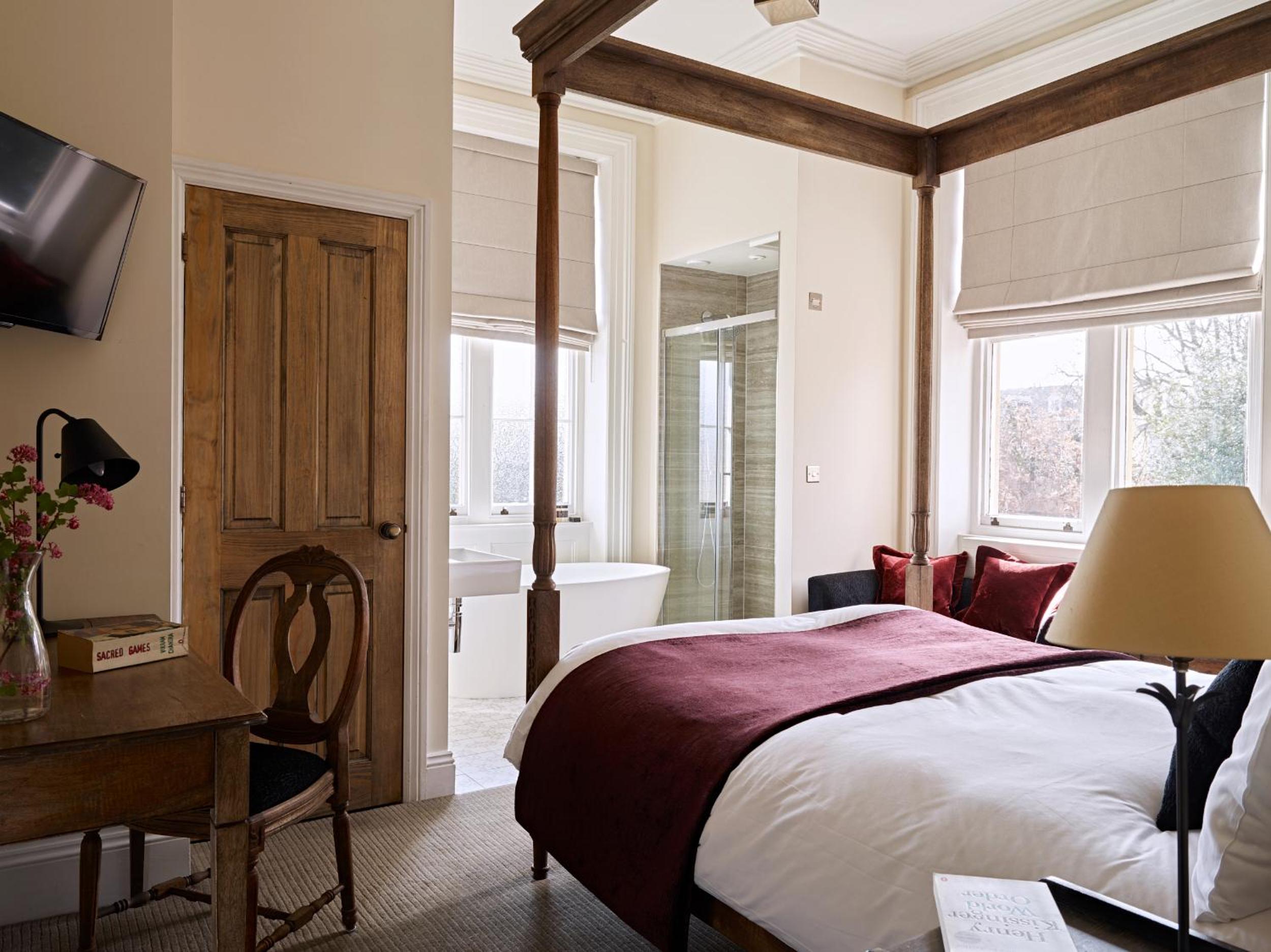 Double Room with Four Poster Bed photo 3