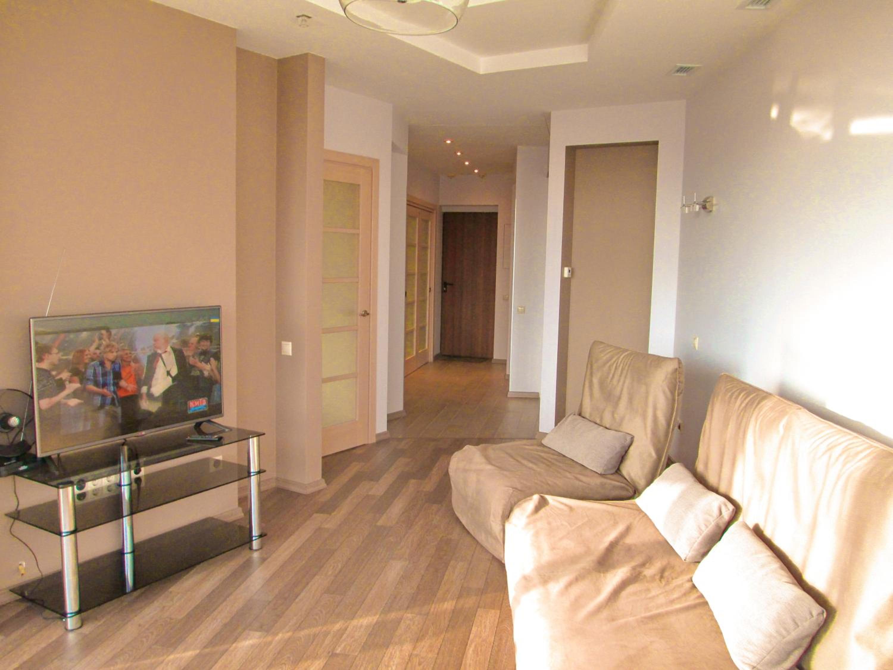 Deluxe One-Bedroom Apartment with king-size bed