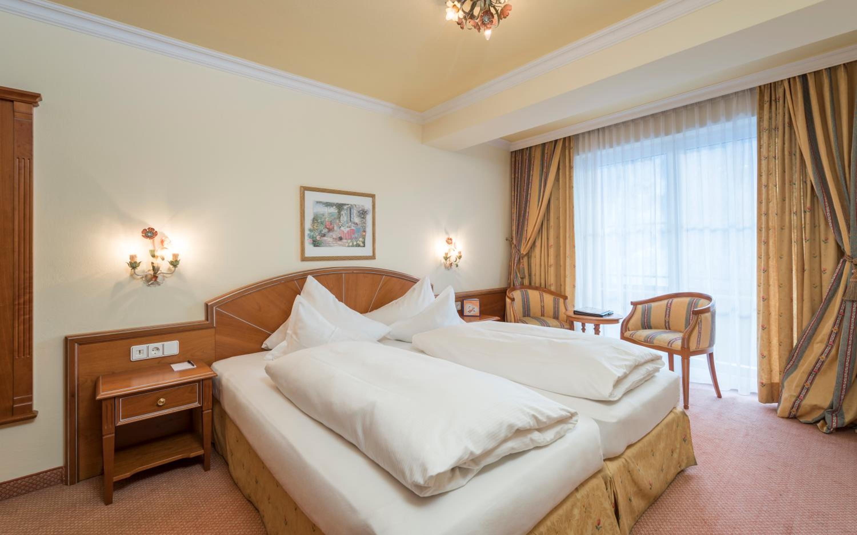 Deluxe Double Room with Balcony - Photo 6