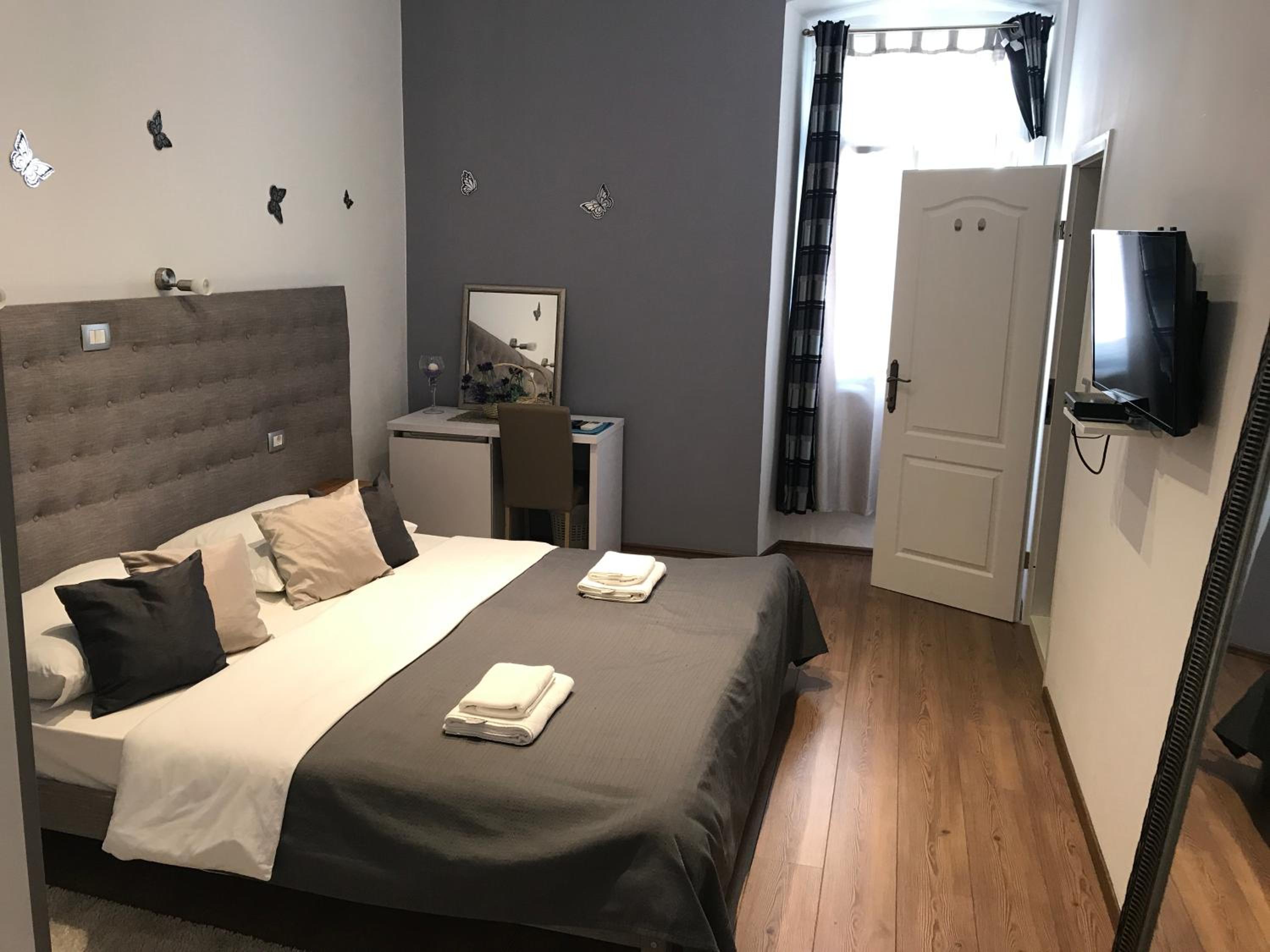 Double or Twin Room with Bathroom - Photo 1
