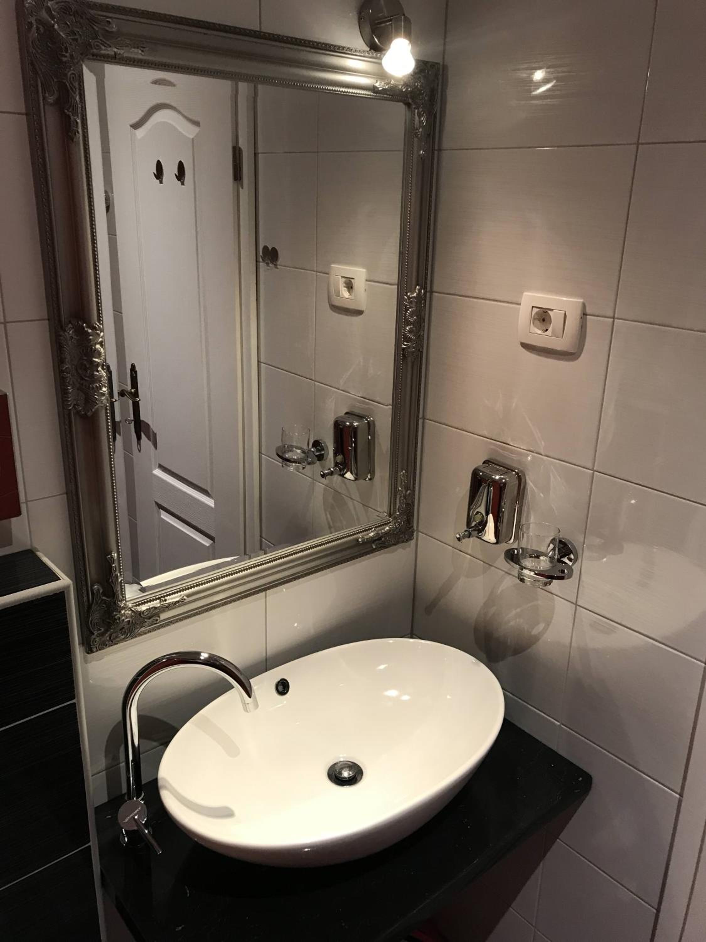 Double or Twin Room with Bathroom - Photo 9