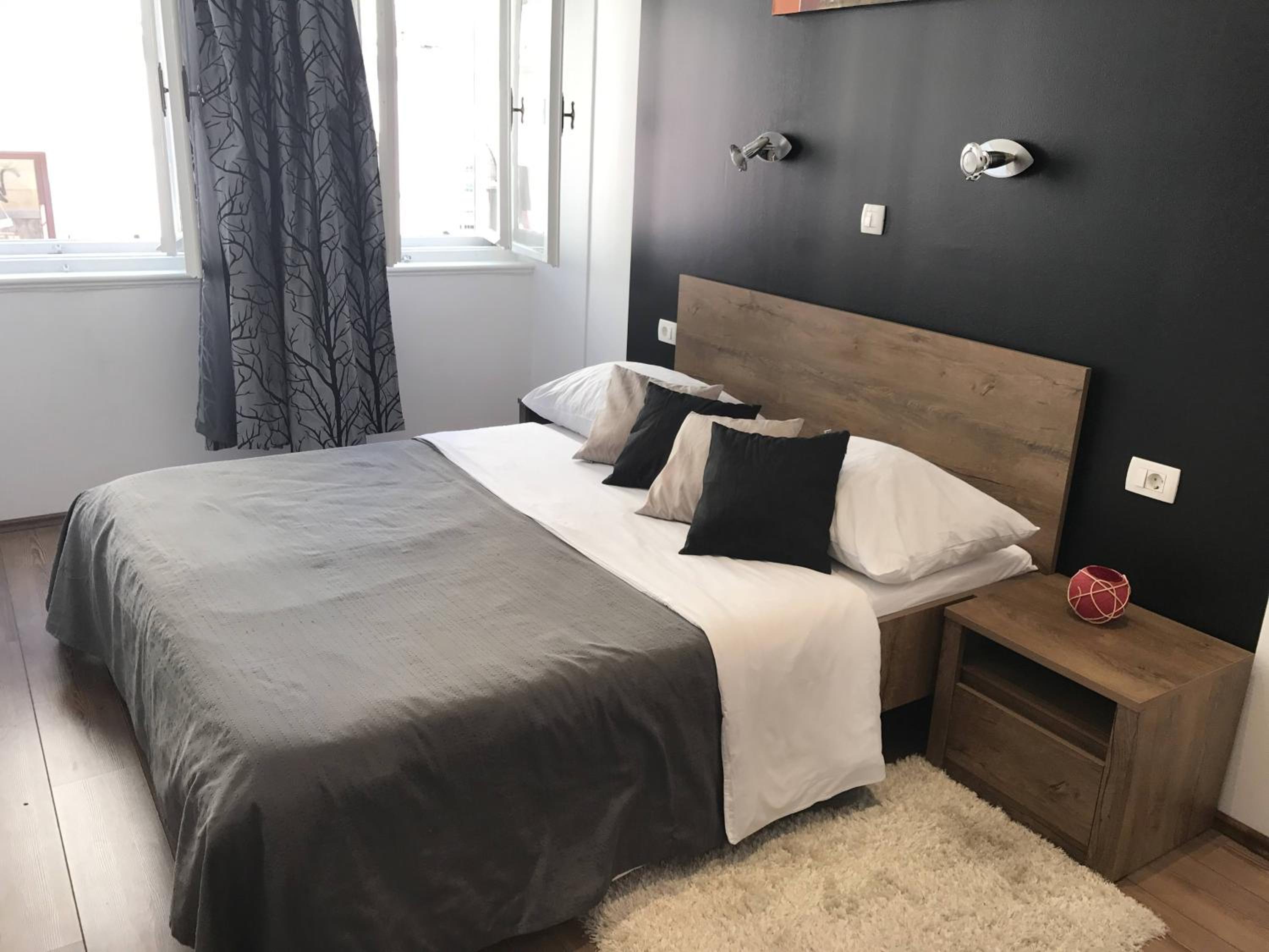 Double or Twin Room with Bathroom - Photo 2