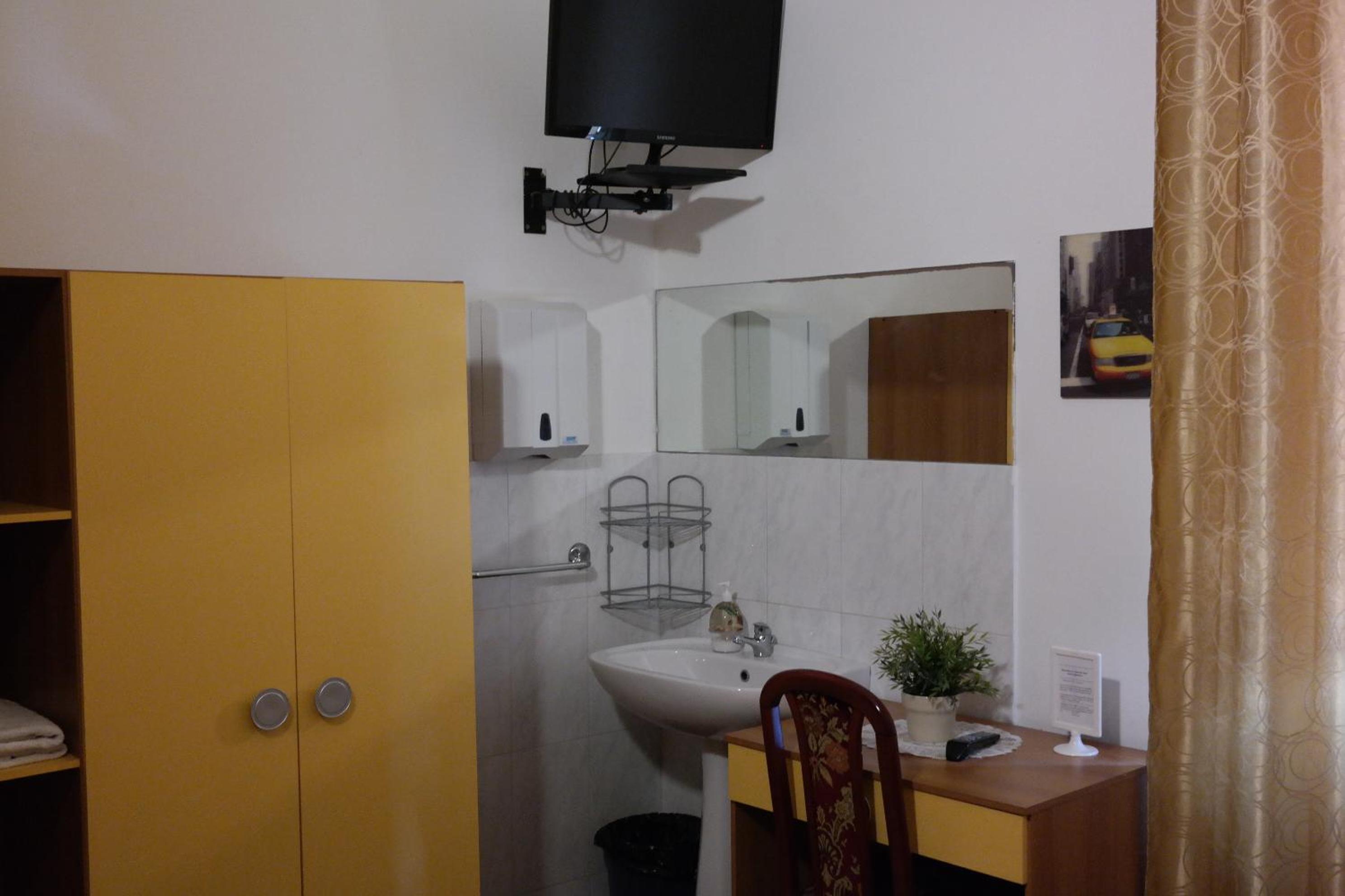 Double Room with Shared Bathroom photo 2