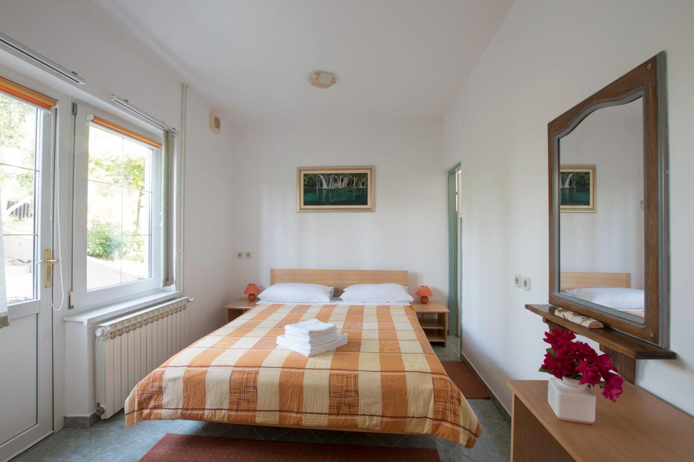 One-Bedroom Apartment - Photo 7