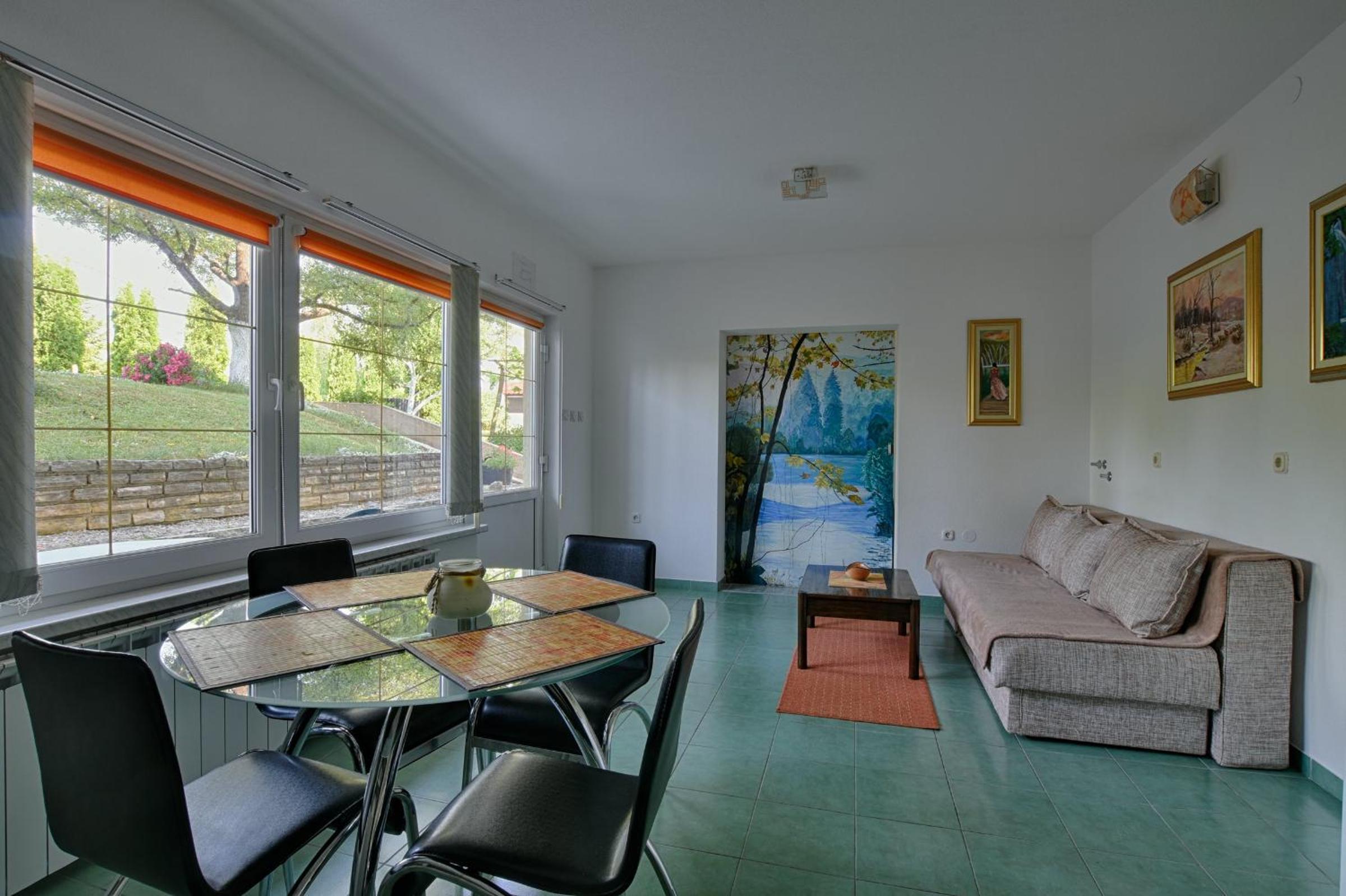 One-Bedroom Apartment - Photo 3