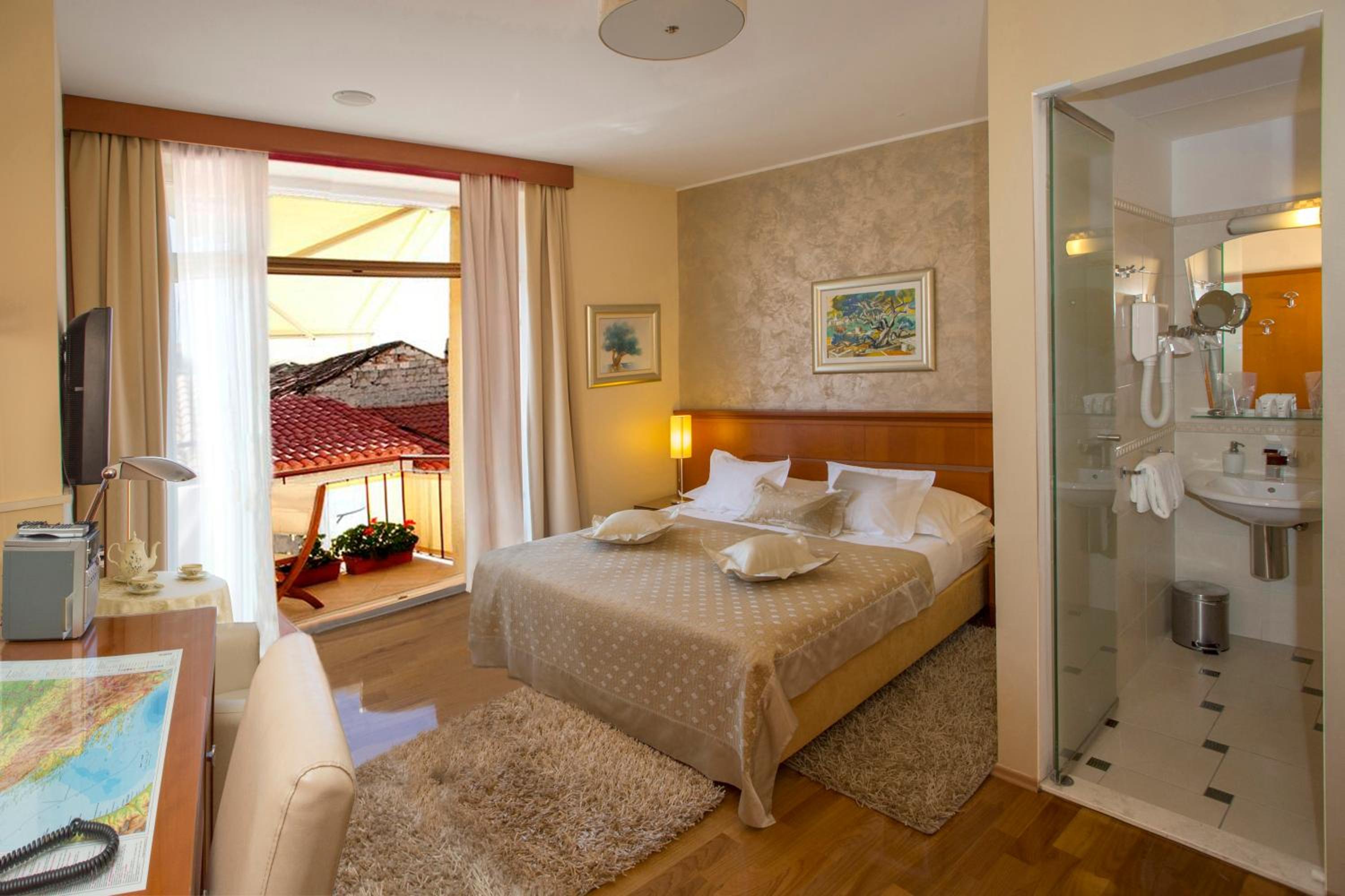 Superior Double Room with Balcony - Photo 1