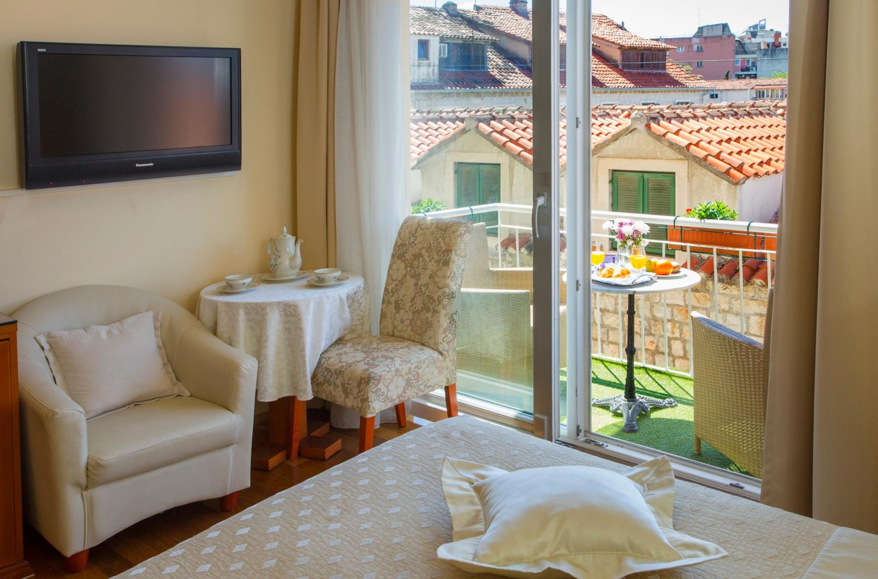 Superior Double Room with Balcony - Photo 3