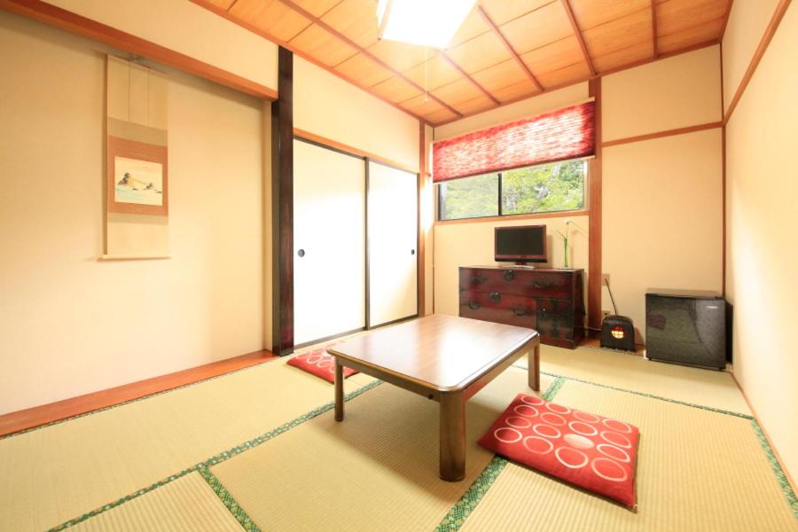 Japanese-Style Room with Shared Bathroom photo 2