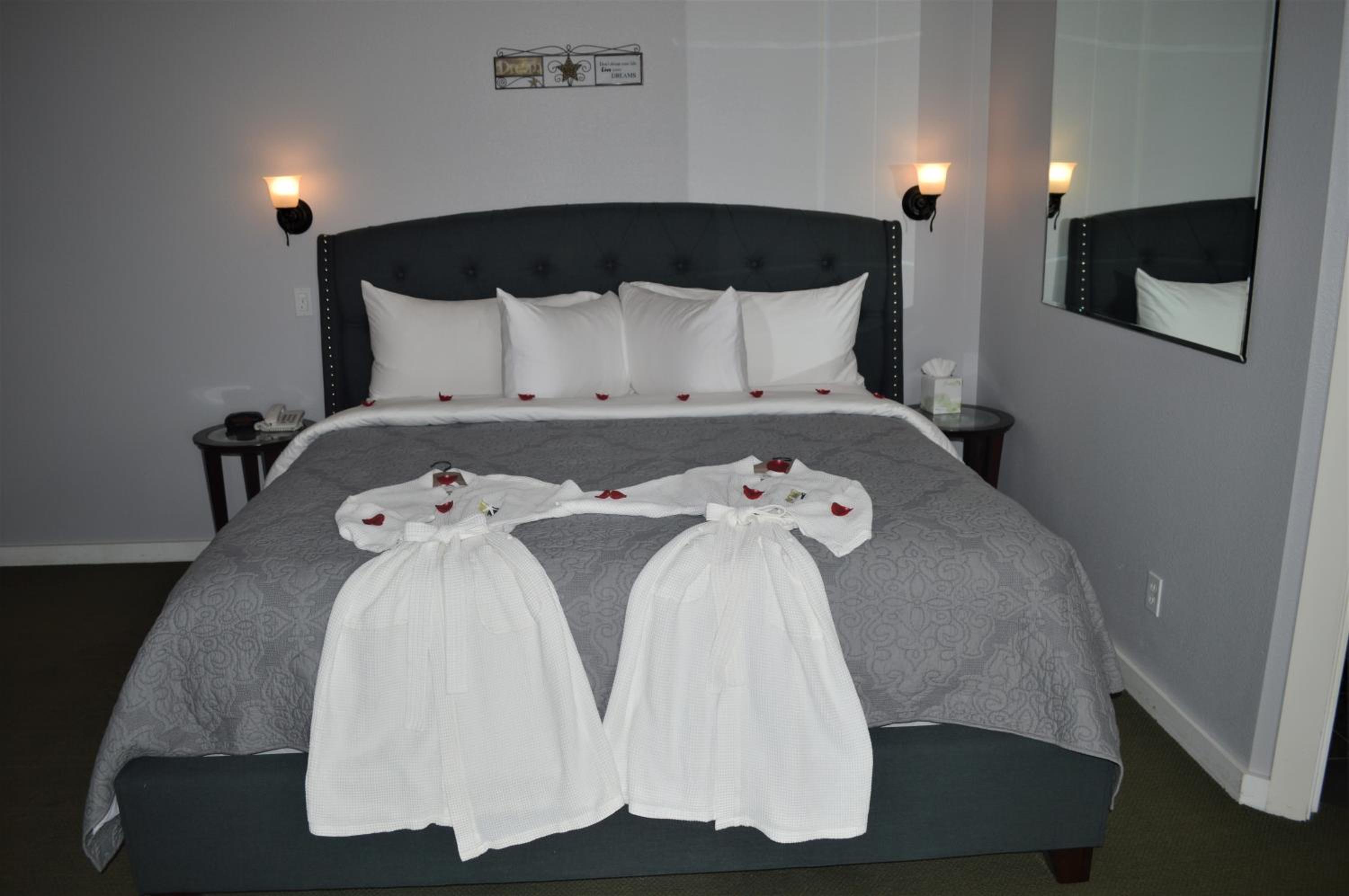 Oceanfront King Studio with Spa Bath and Disability Access (Nautica)