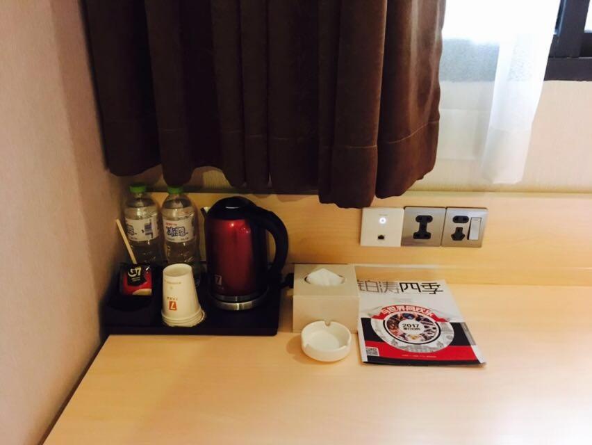 Queen Room photo 2