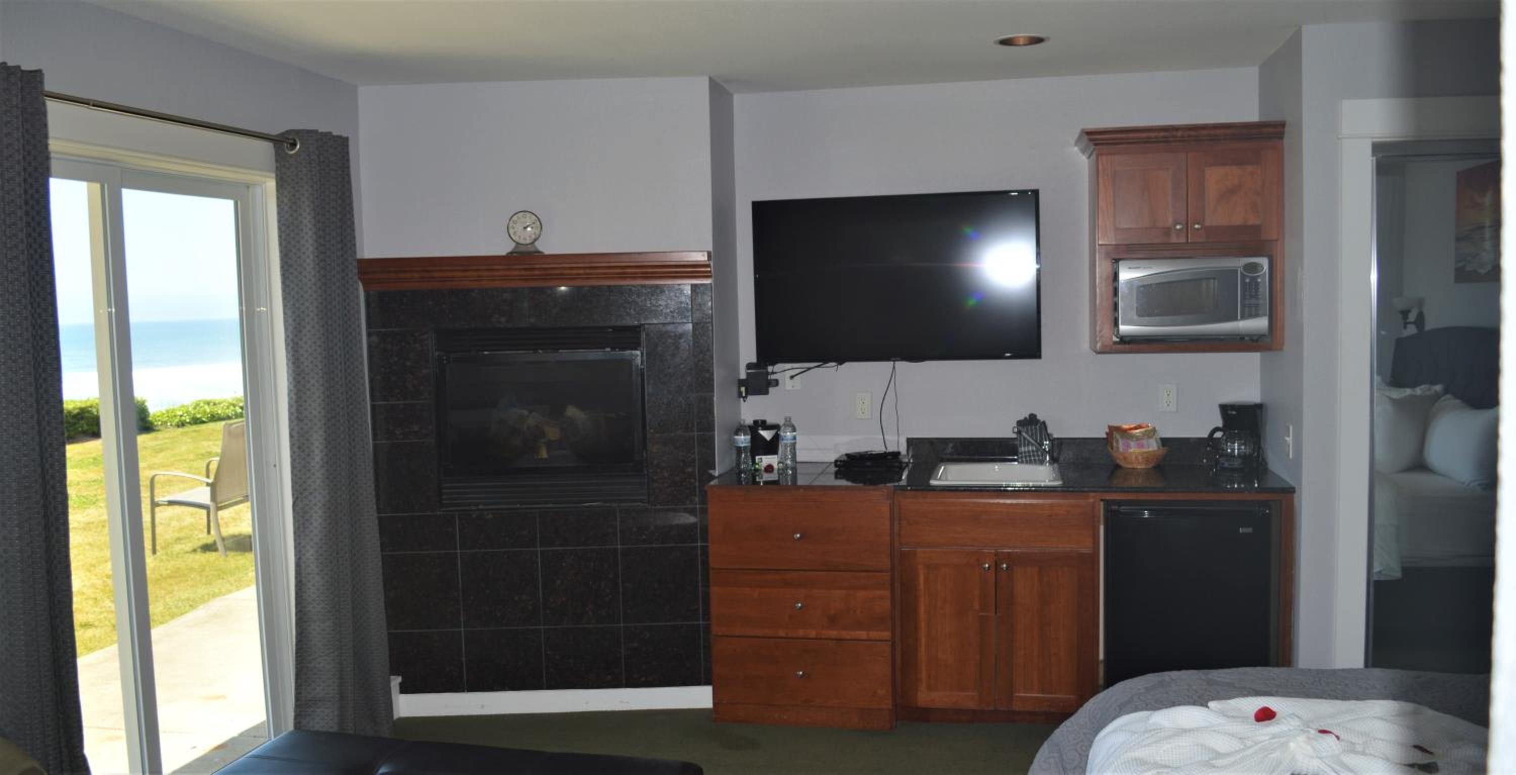 Oceanfront King Studio with Spa Bath and Disability Access (Nautica) photo 2