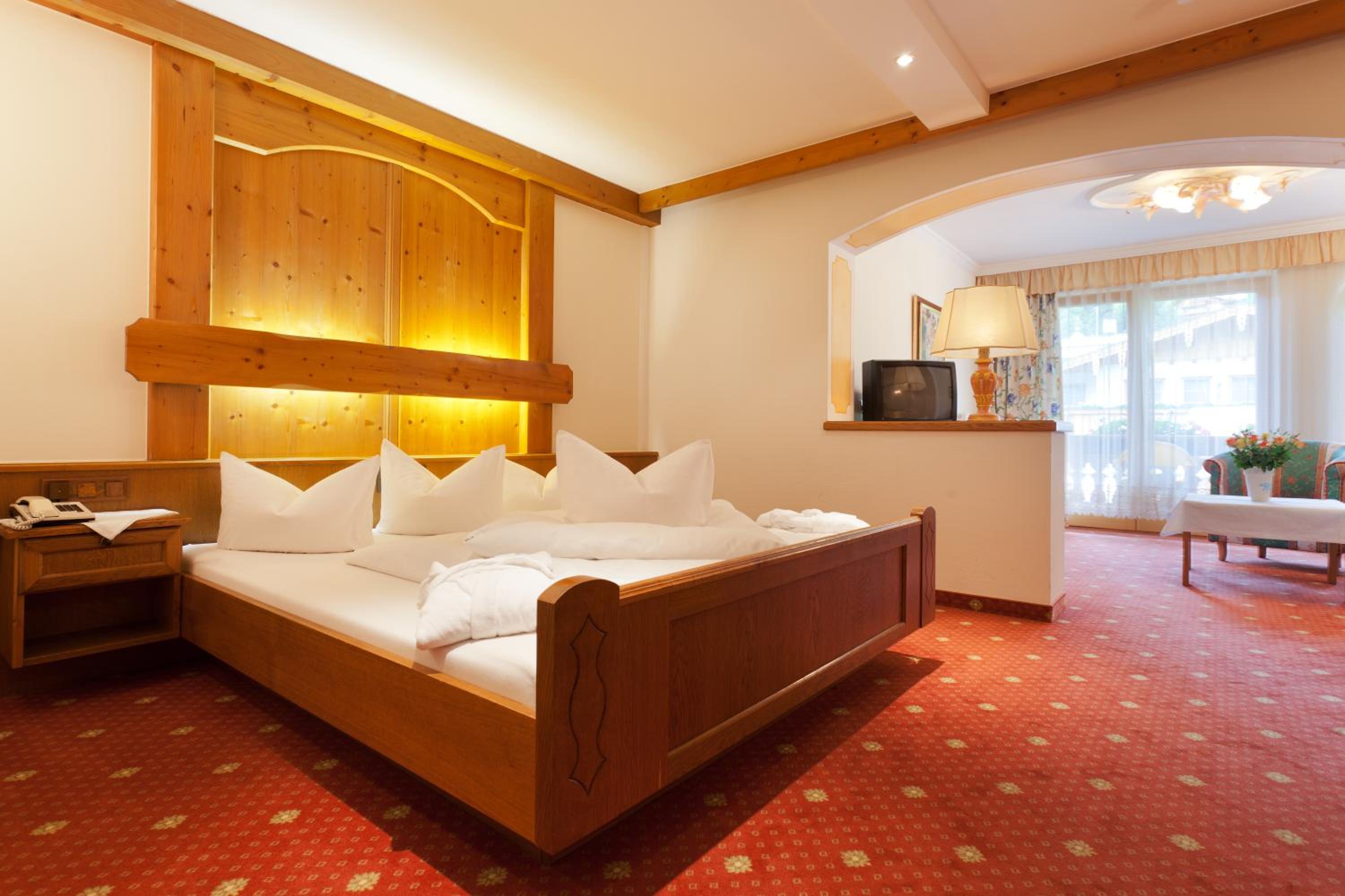 Junior Suite with Balcony - Photo 4