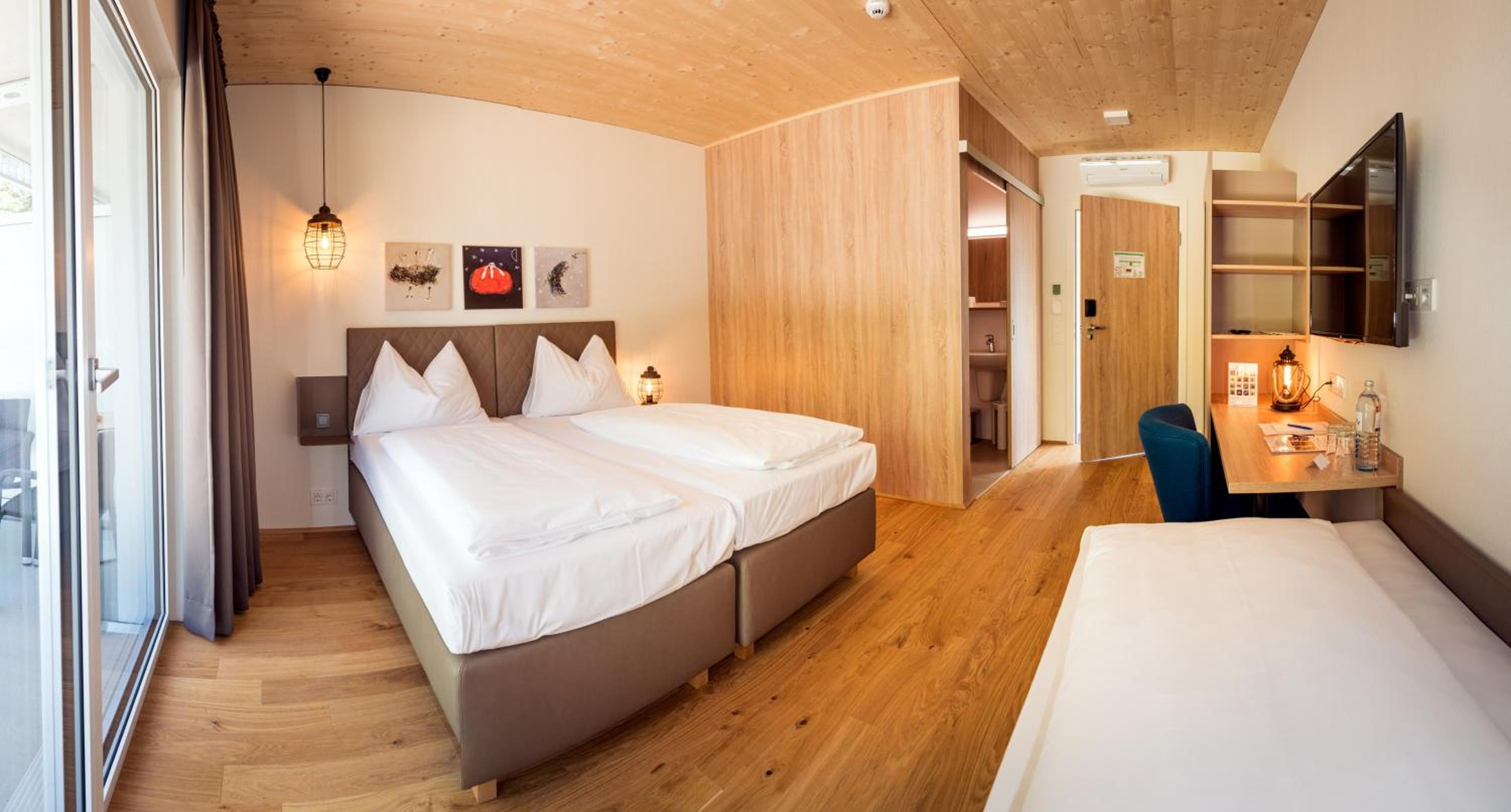 Double Room with Balcony (2 Adults + 1 Child) - Photo 1
