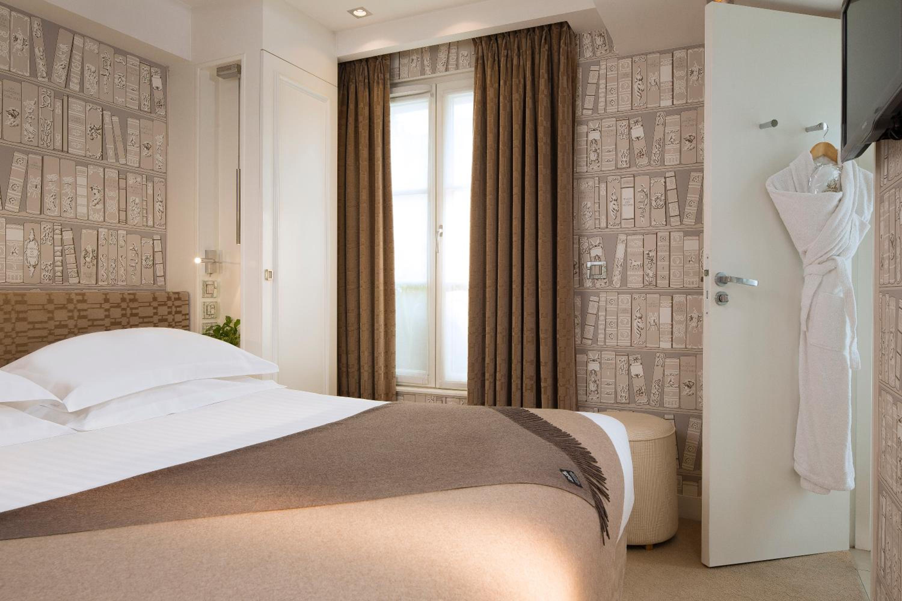 Suite with Balcony thumbnail 6