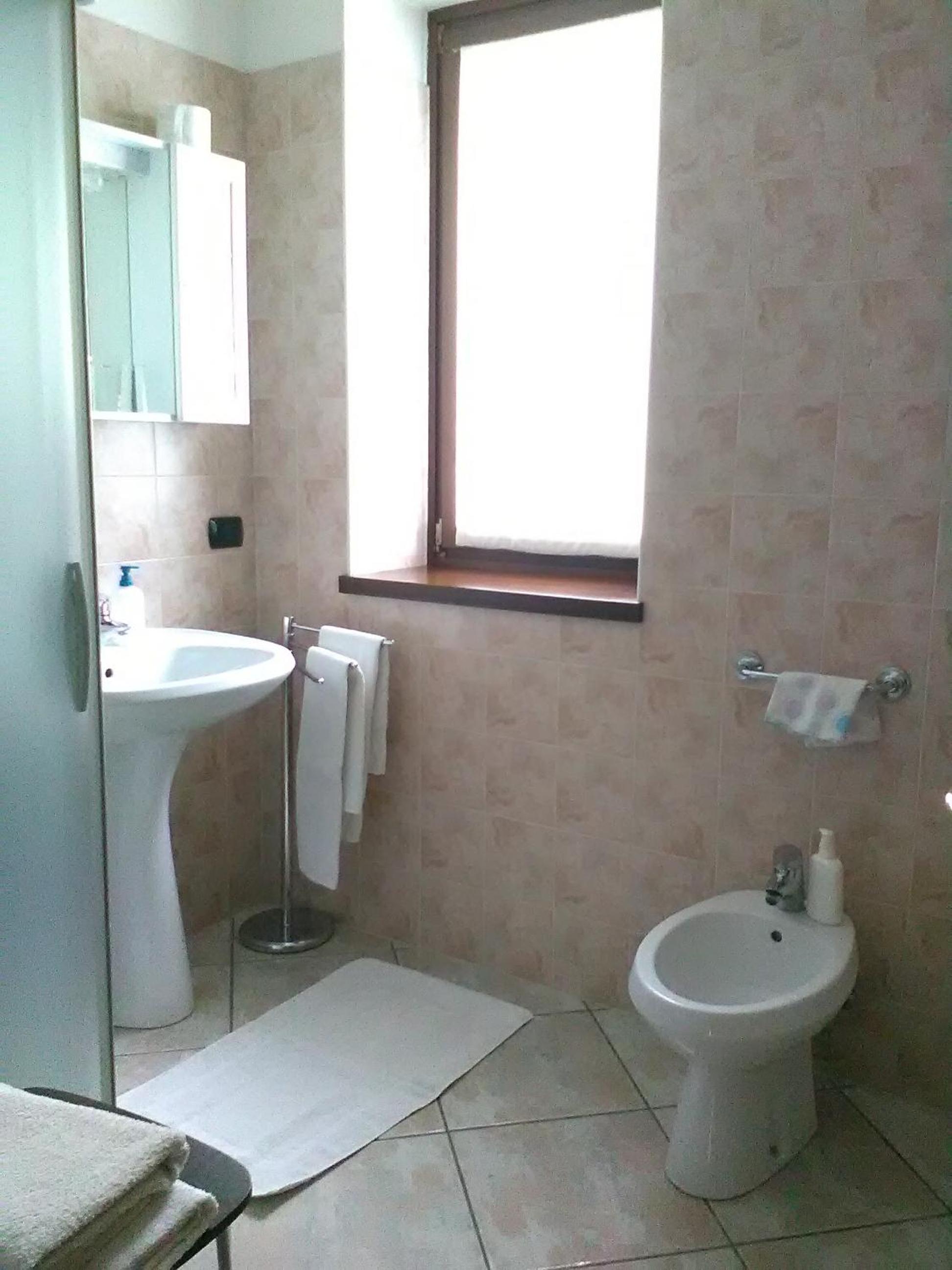 Double or Twin Room with Private External Bathroom - Photo 4