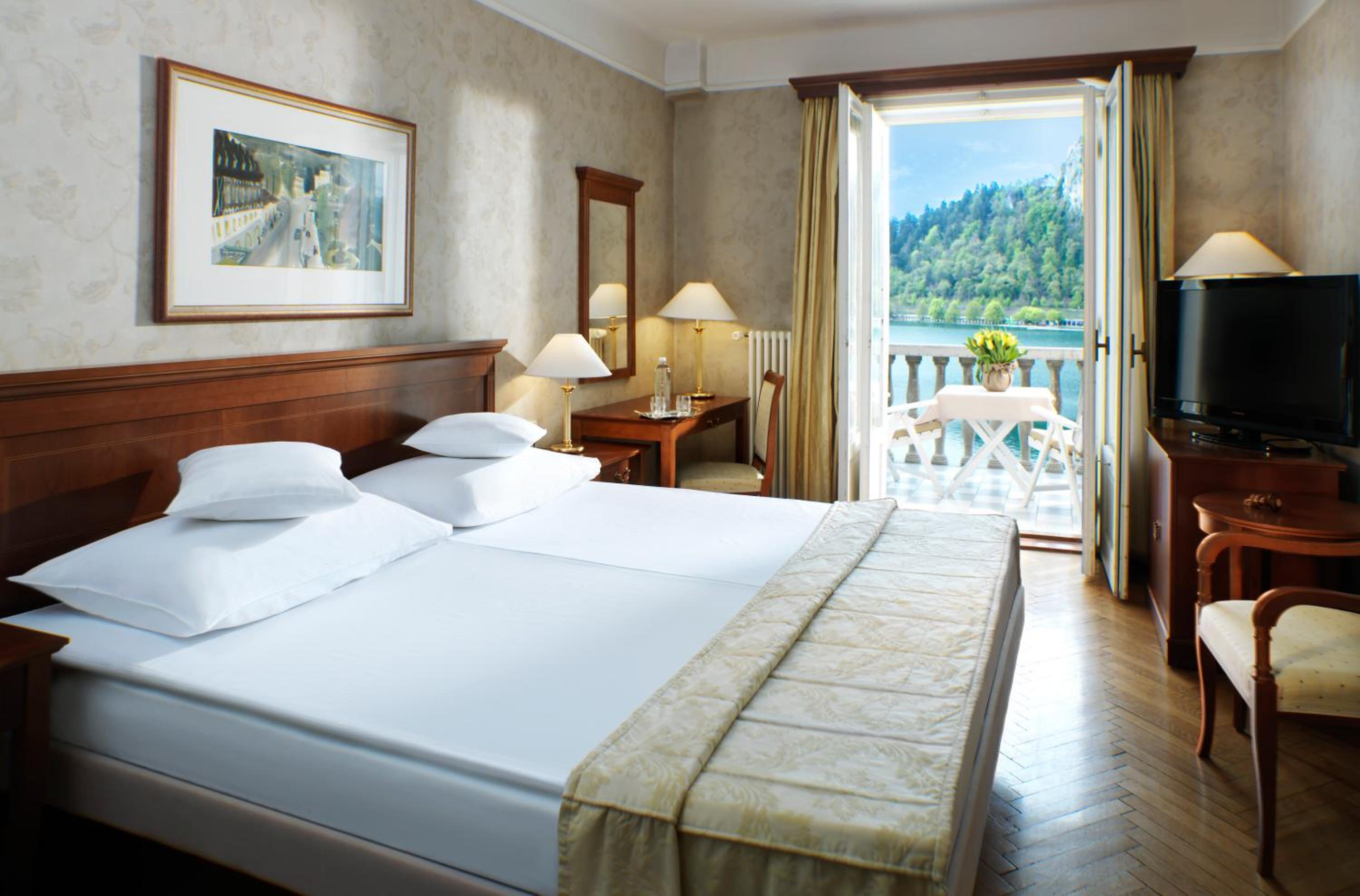 Double Room with Balcony and Lake View