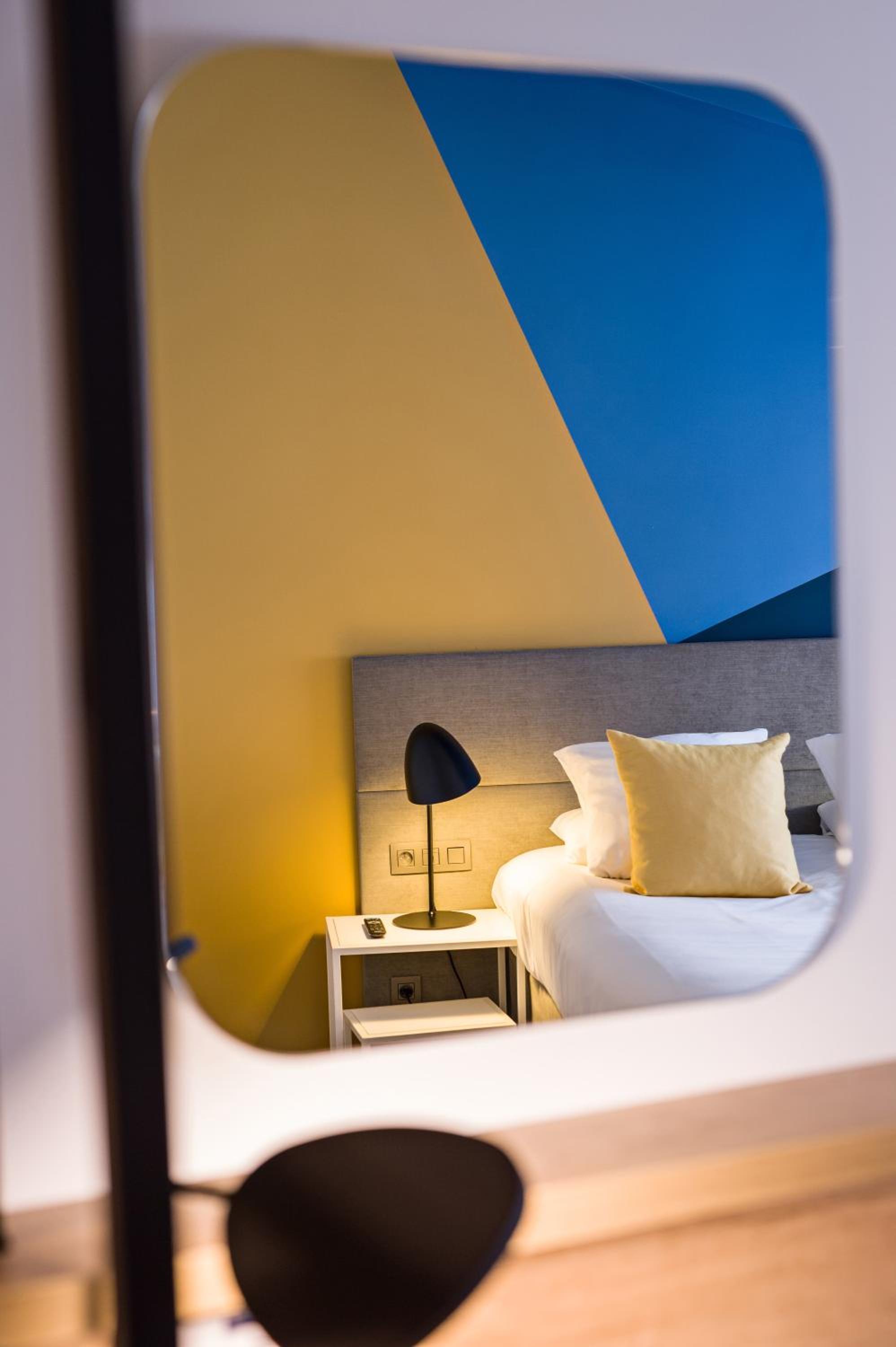 Superior Queen Room With Sofa Bed thumbnail 6