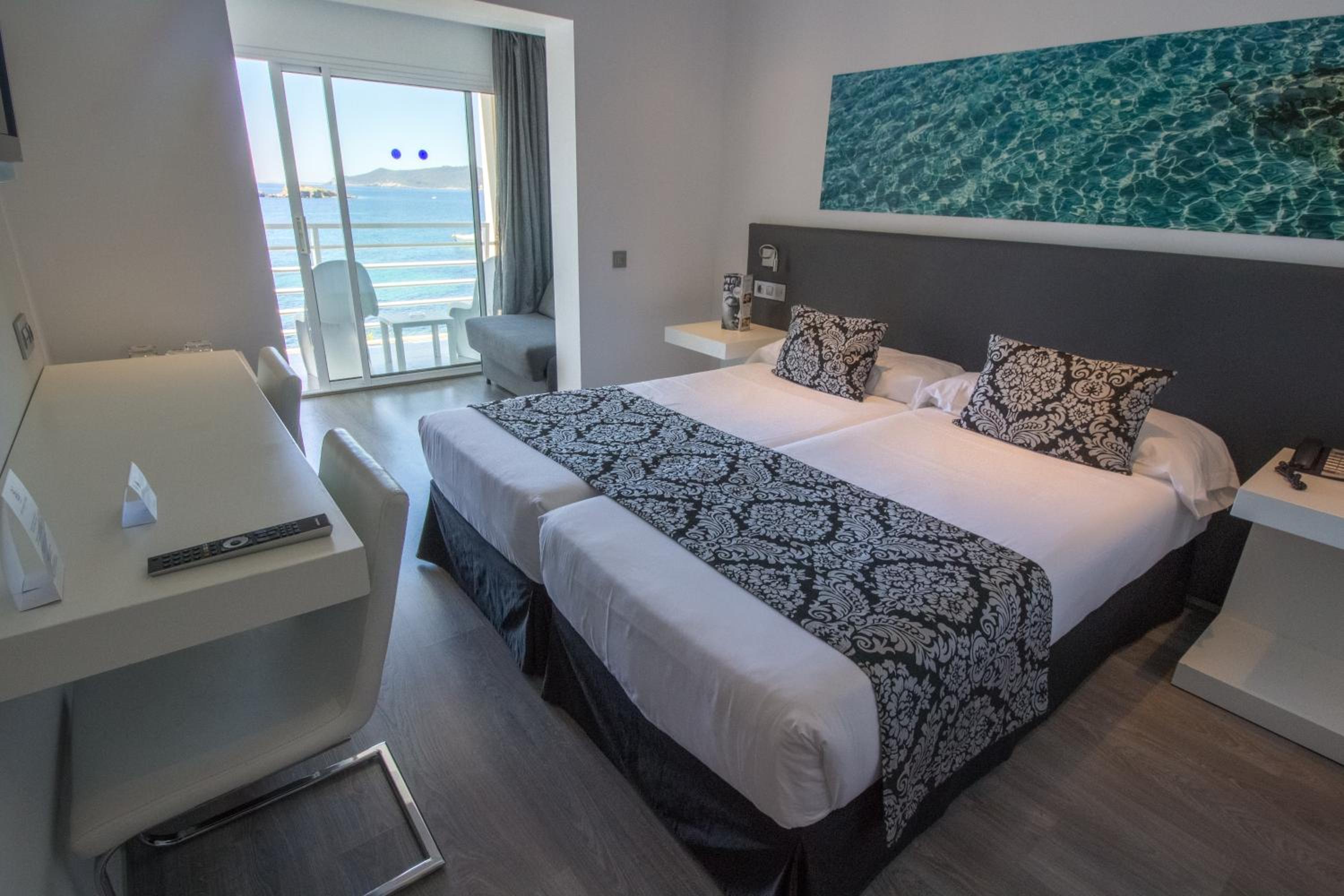 Double or Twin Room with Sea View - Photo 3