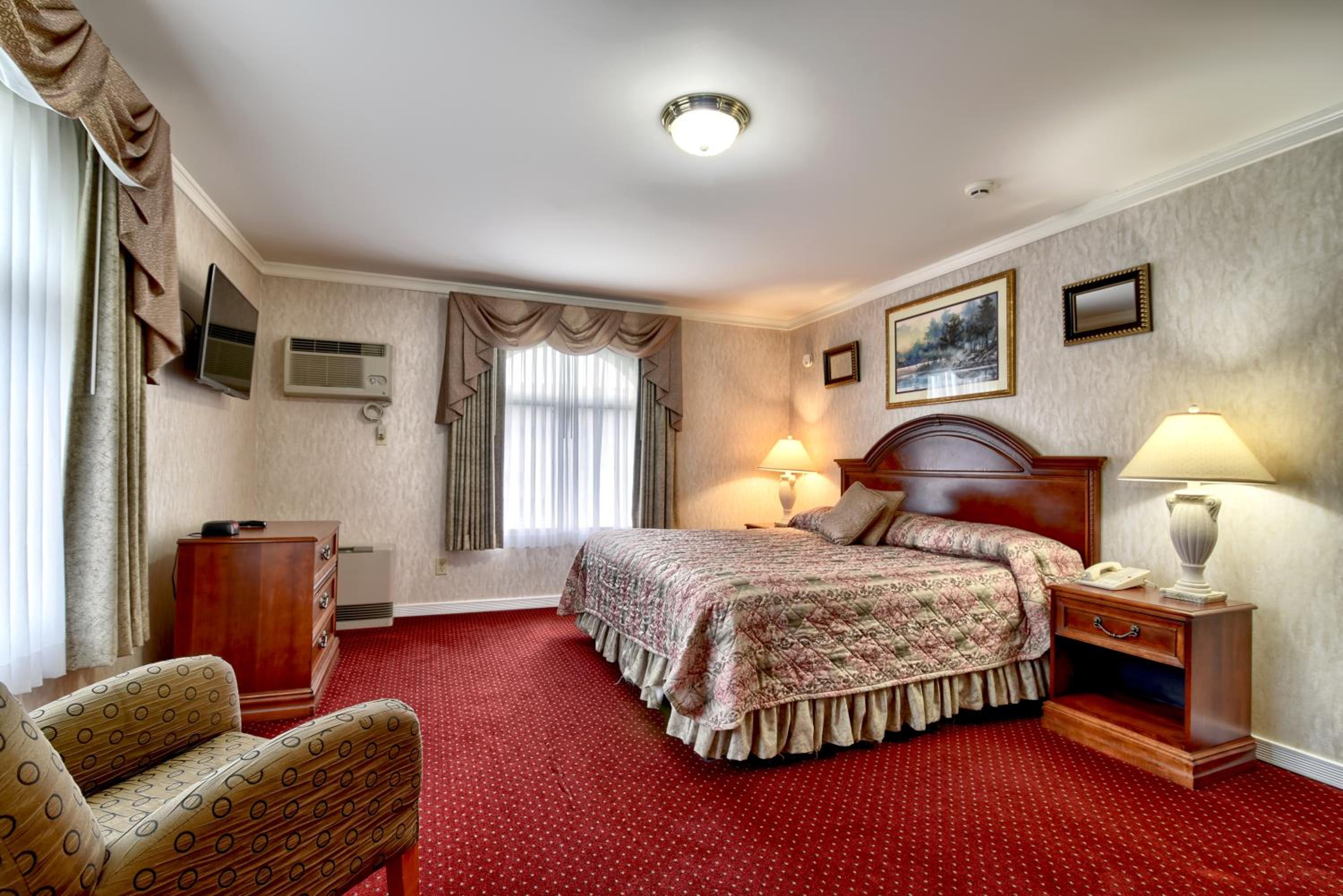 Executive Suite with Balcony - Photo 3