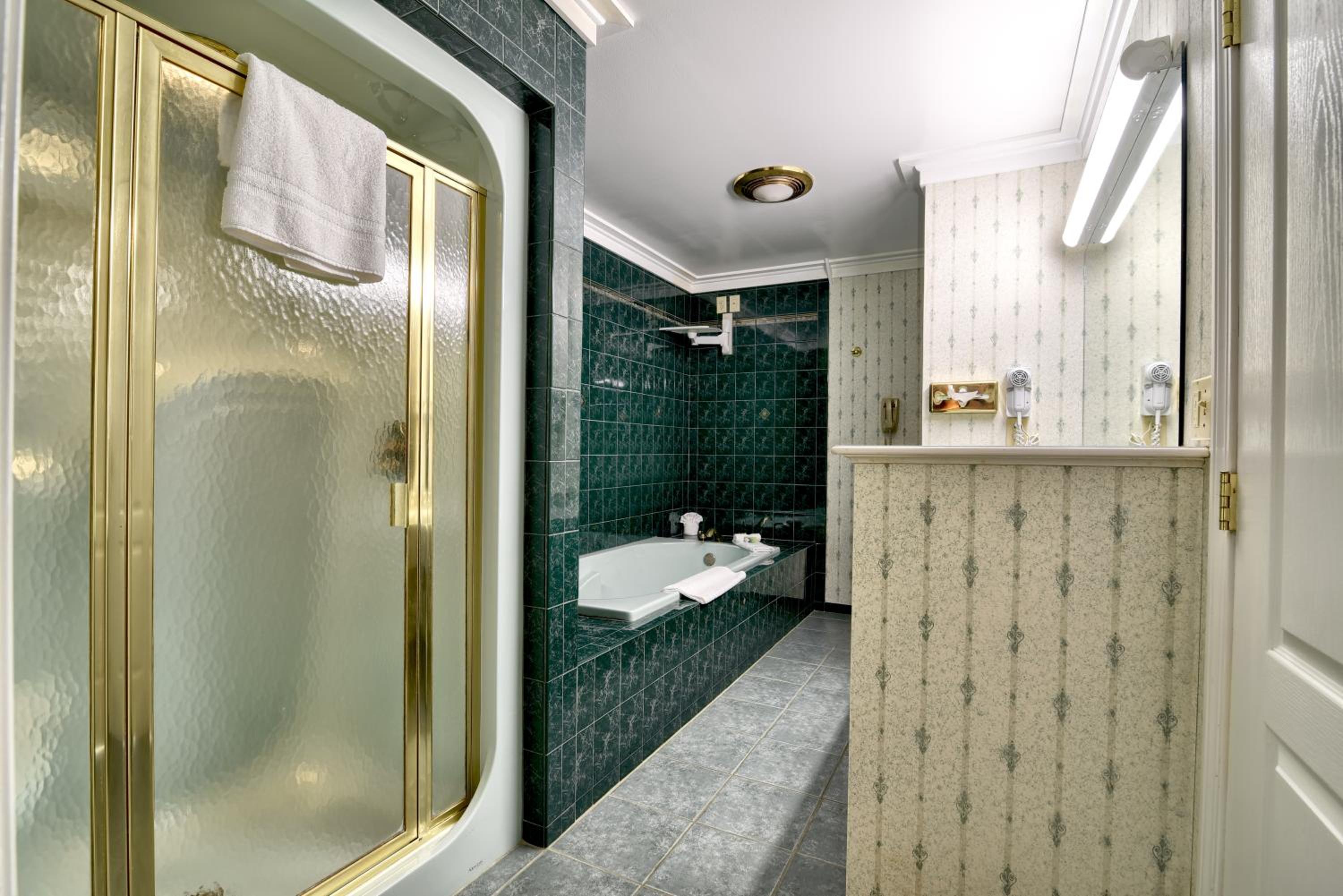 Executive Suite with Balcony - Photo 2